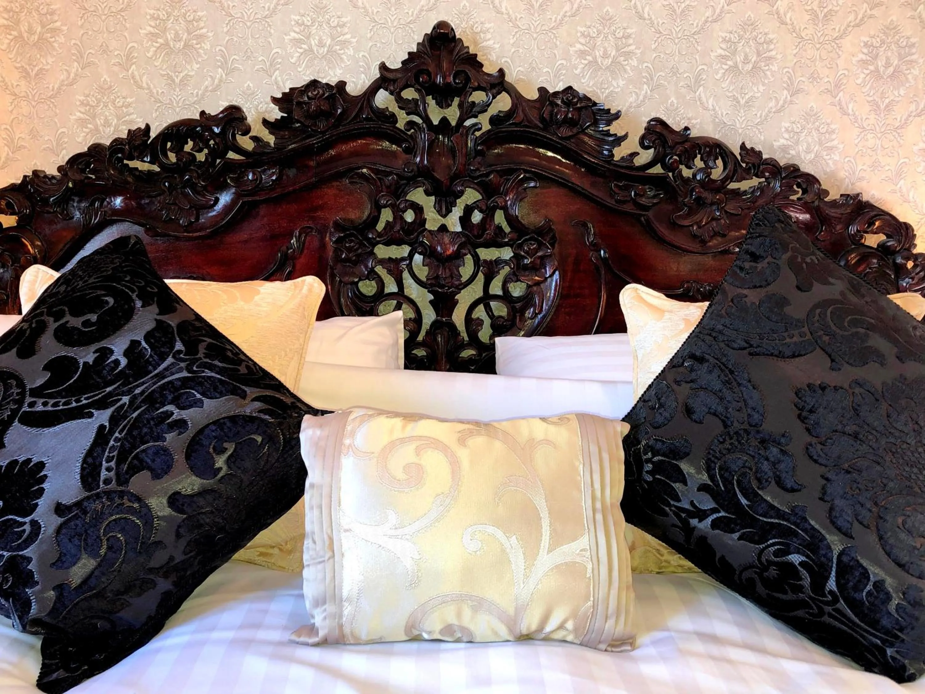 Bedroom, Bed in The North Cliff Hotel