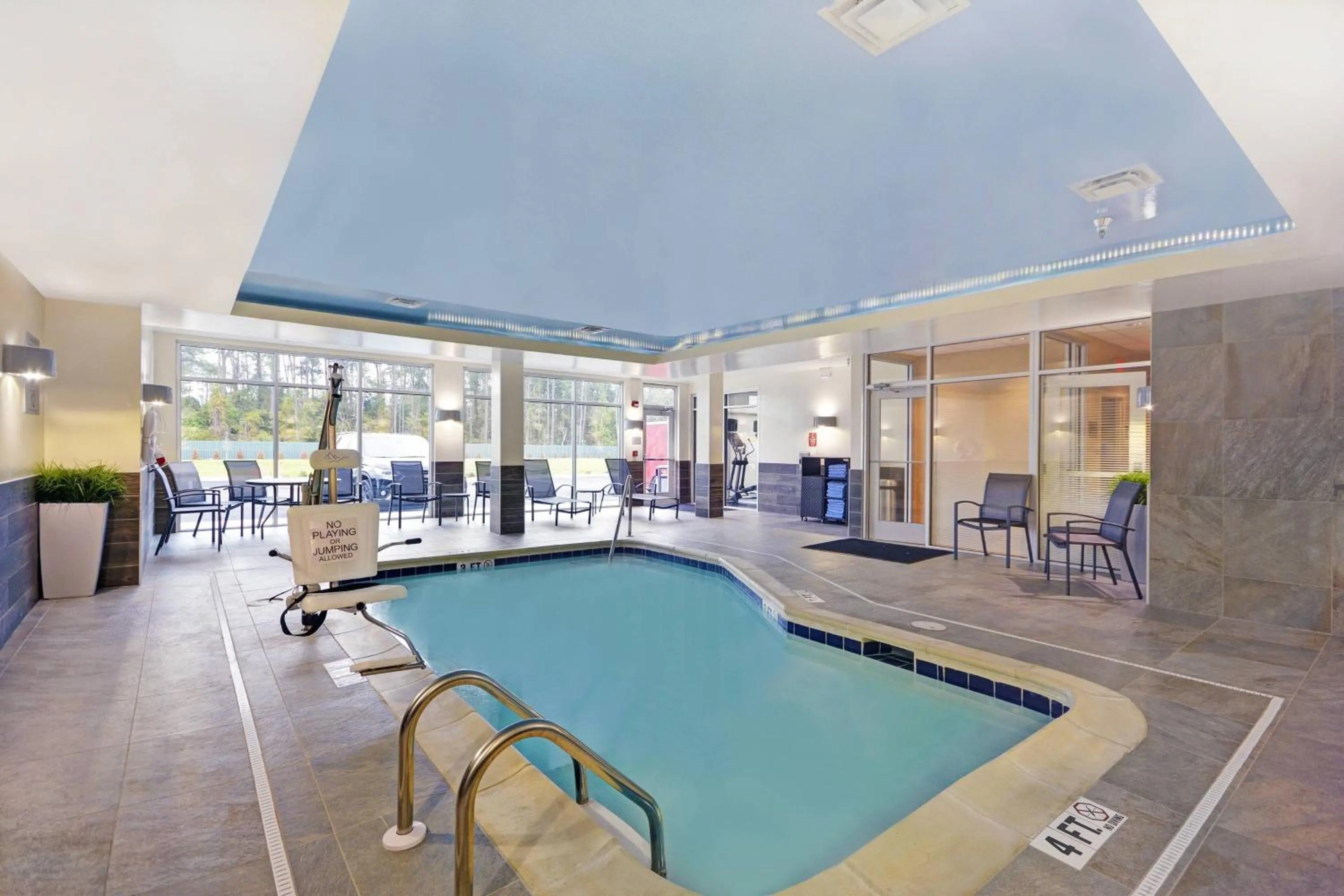 Swimming pool in Fairfield Inn & Suites by Marriott Savannah SW/Richmond Hill
