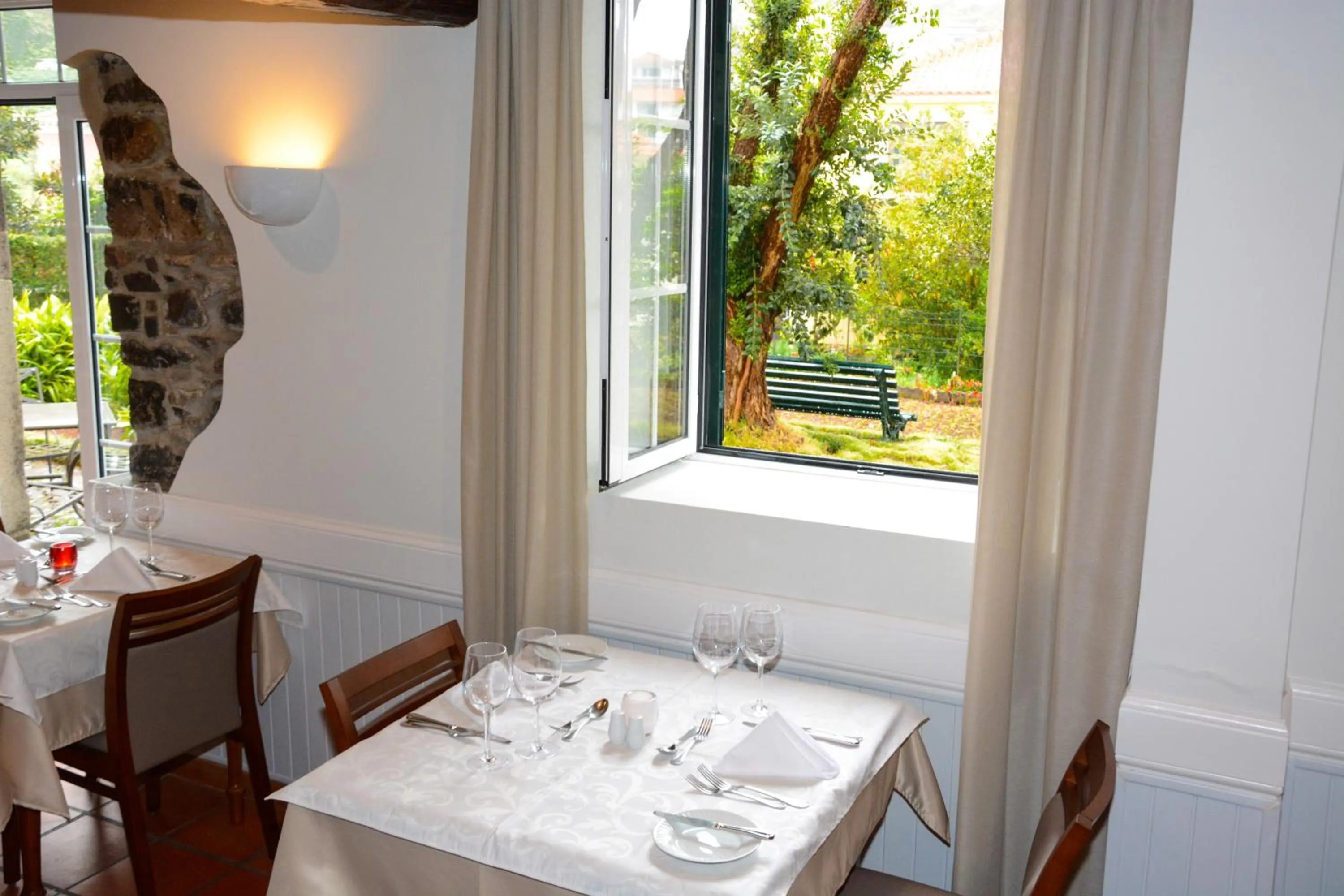 Restaurant/places to eat in Solar de Boaventura