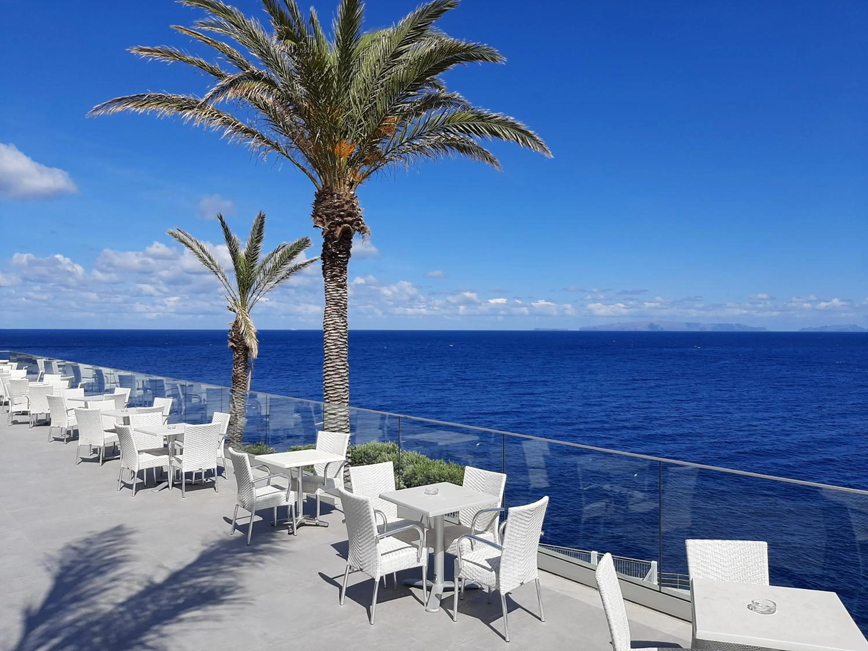 Restaurant/places to eat in Hotel Roca Mar
