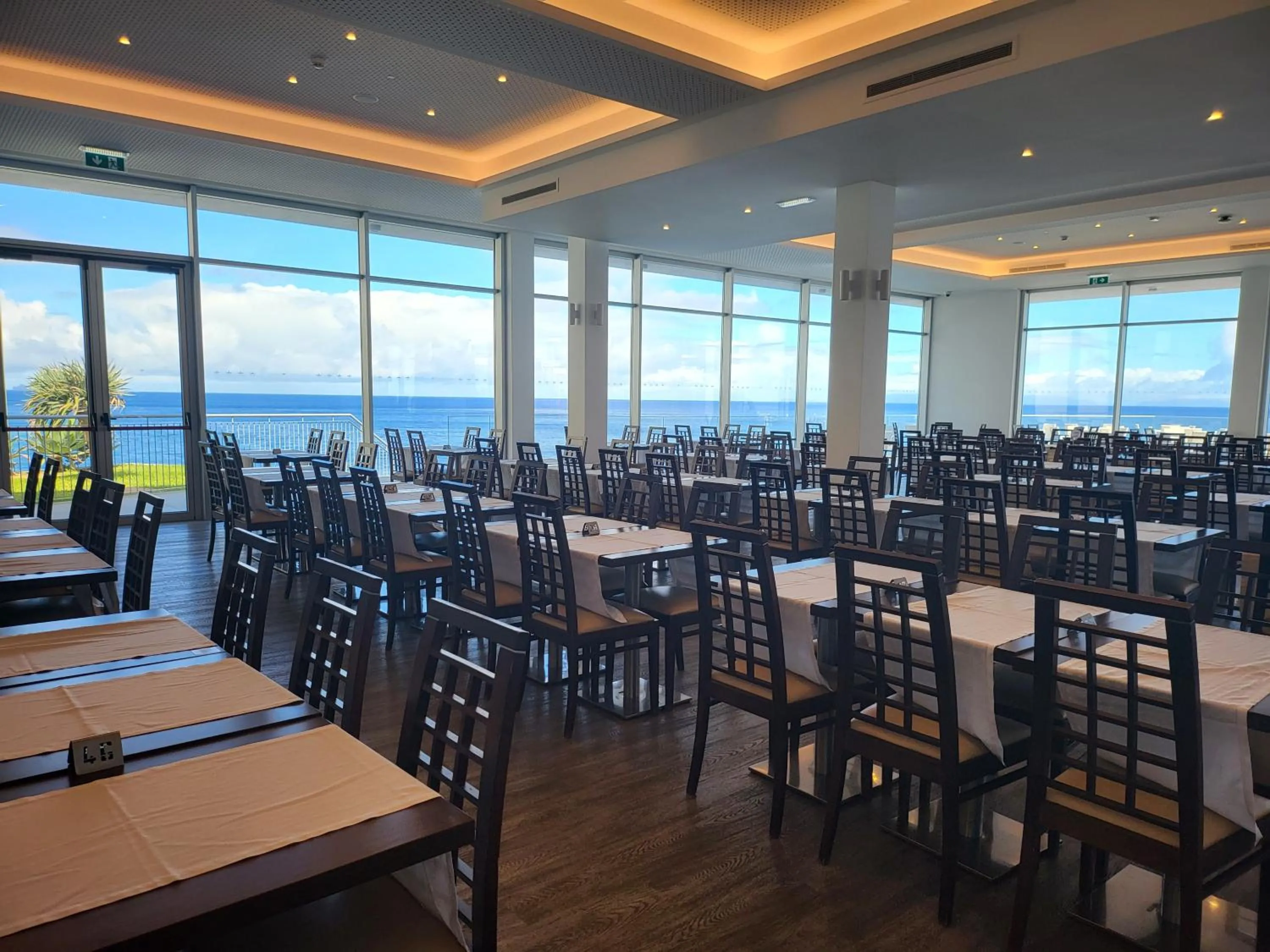 Restaurant/places to eat in Hotel Roca Mar