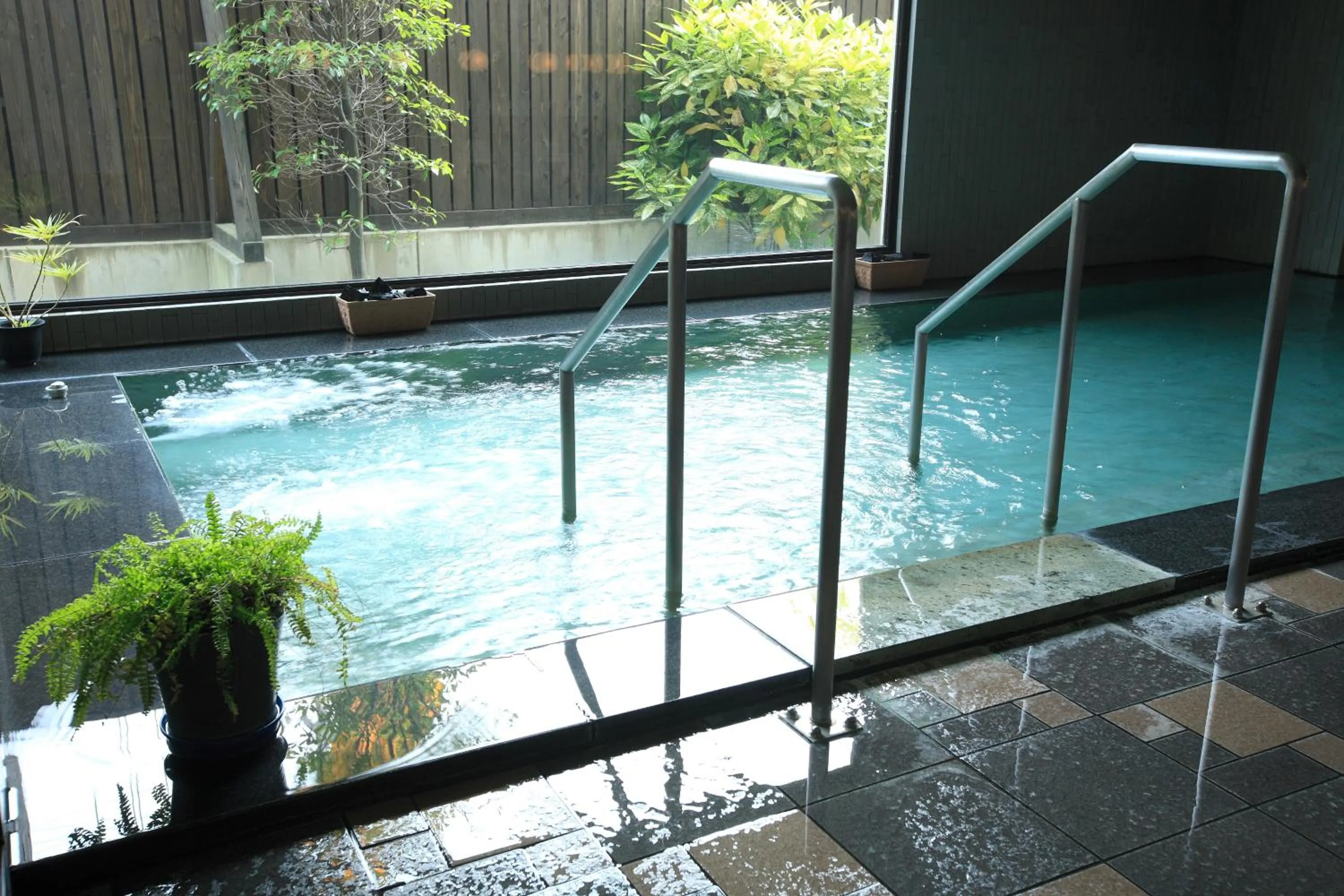 Public Bath in Hotel Ubudo