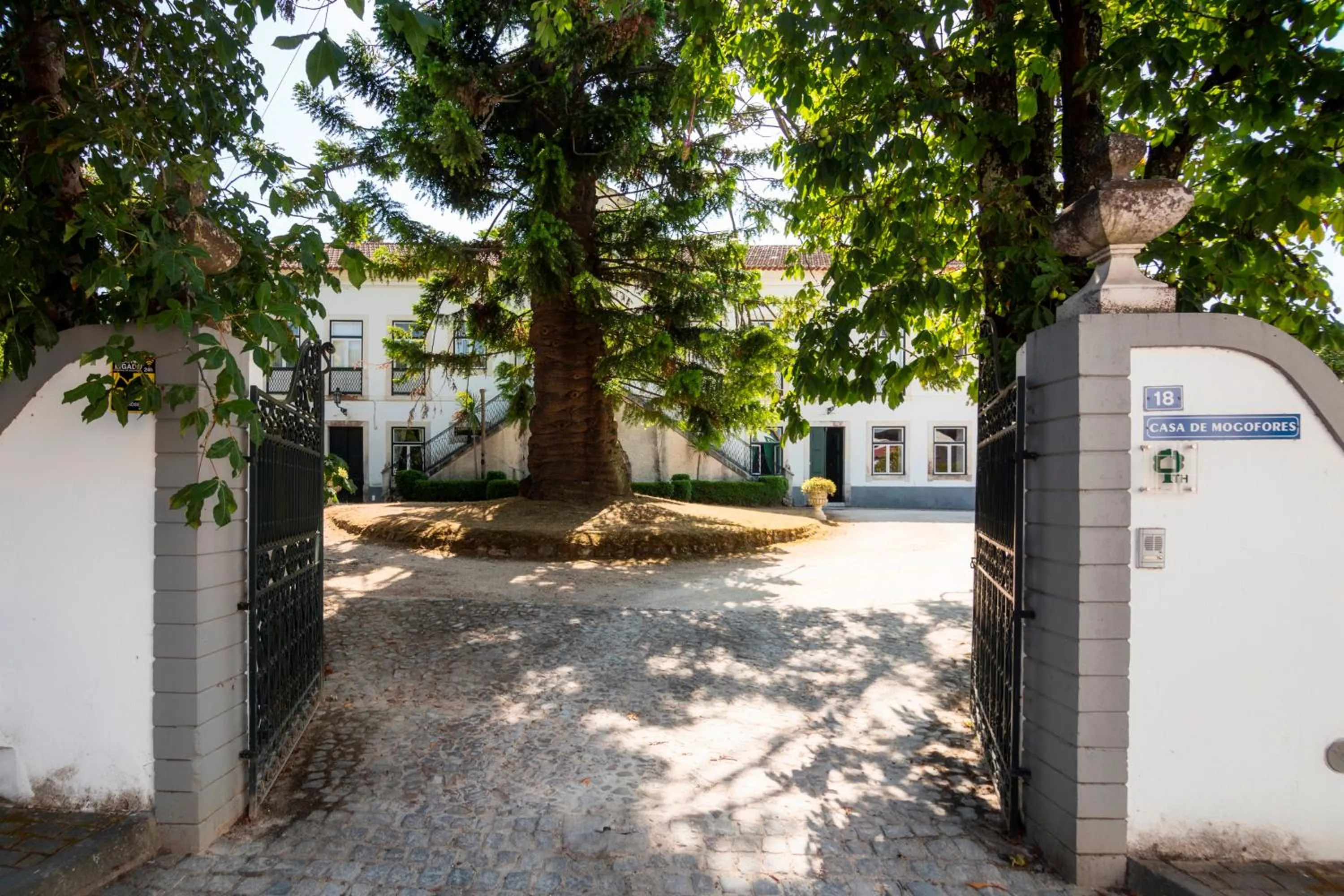 Property building in Casa de Mogofores