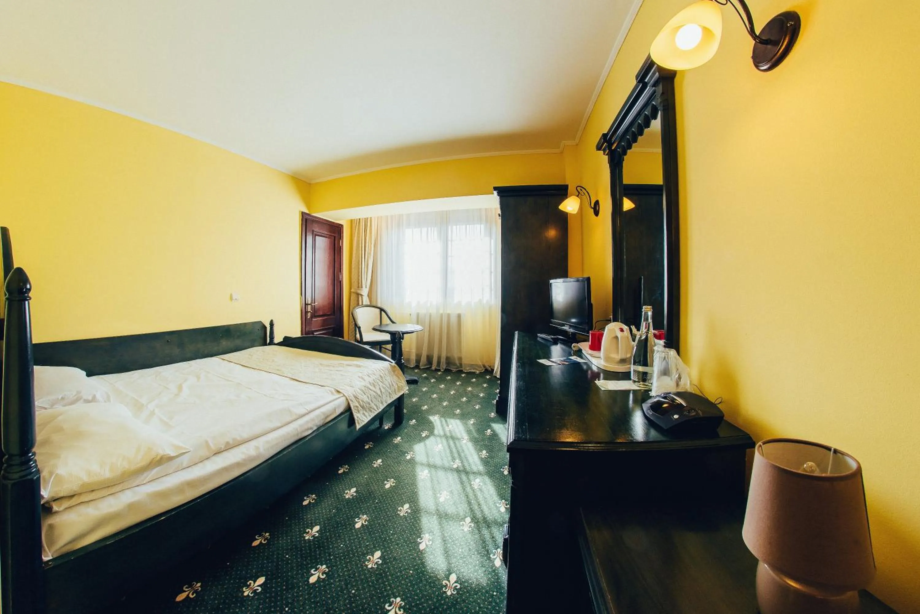 Coffee/tea facilities, Bed in Hotel Best Western Bucovina