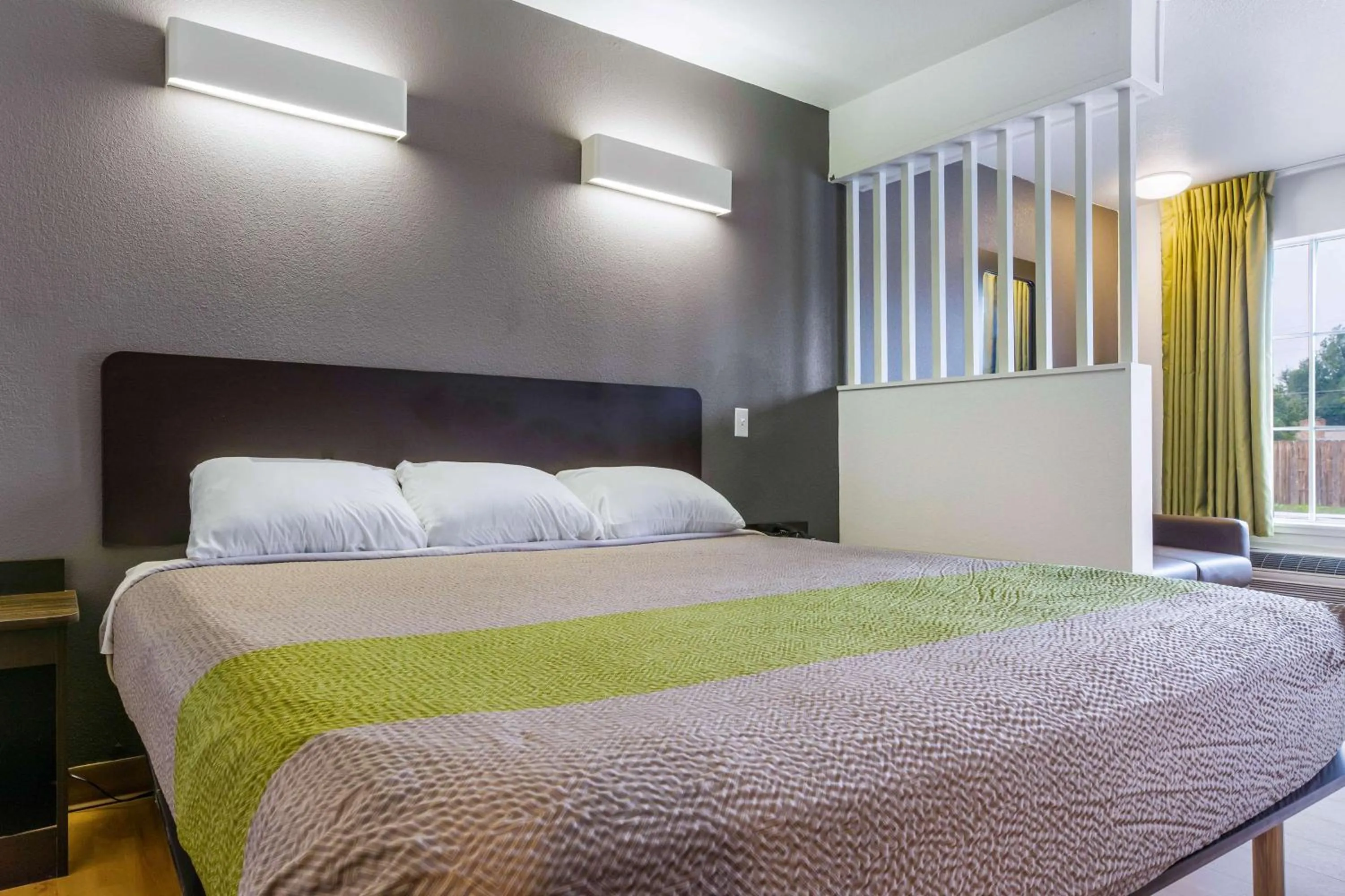 Photo of the whole room, Bed in Studio 6-Alexandria, LA