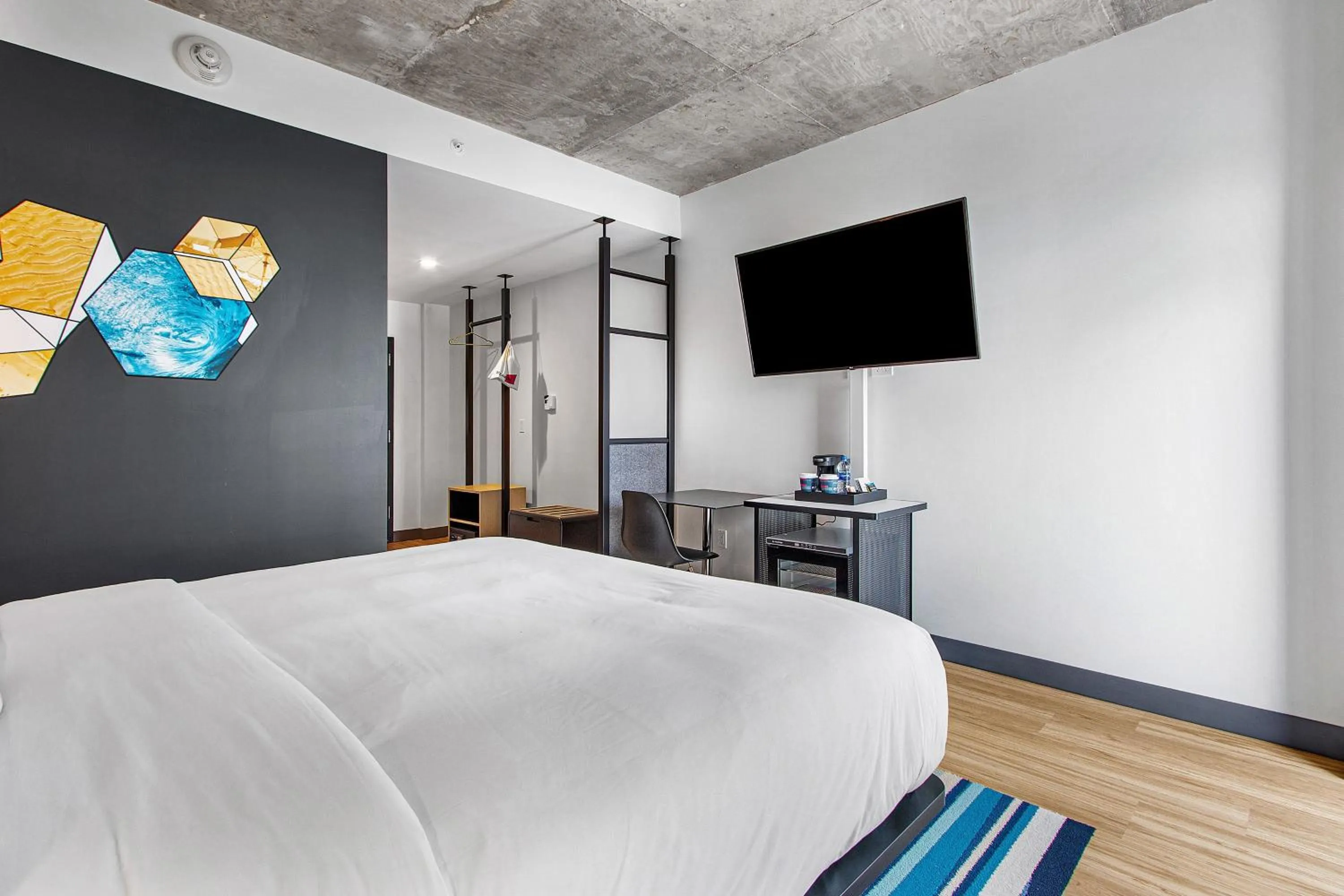 Photo of the whole room, Bed in Aloft Delray Beach