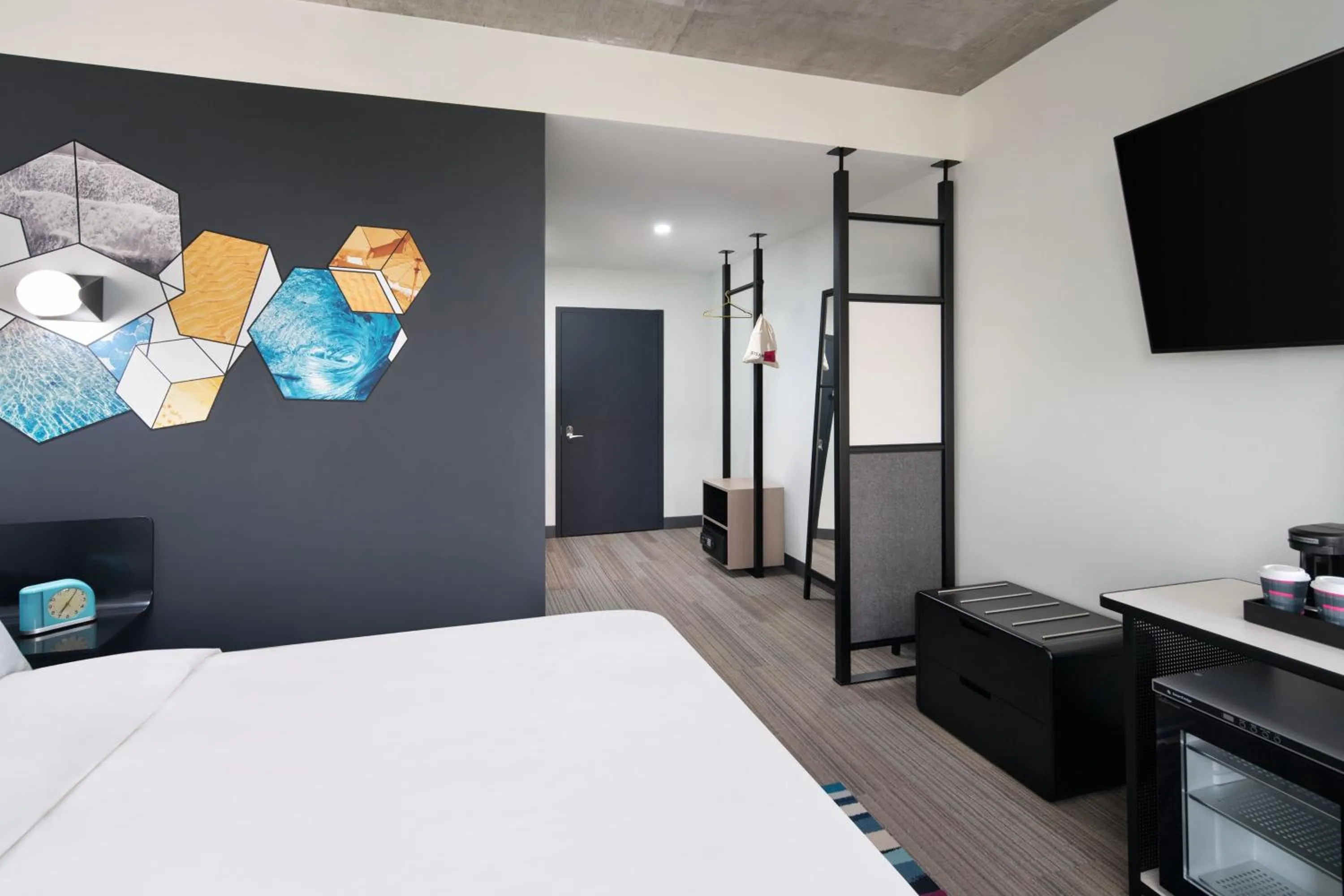 Photo of the whole room, Bed in Aloft Delray Beach