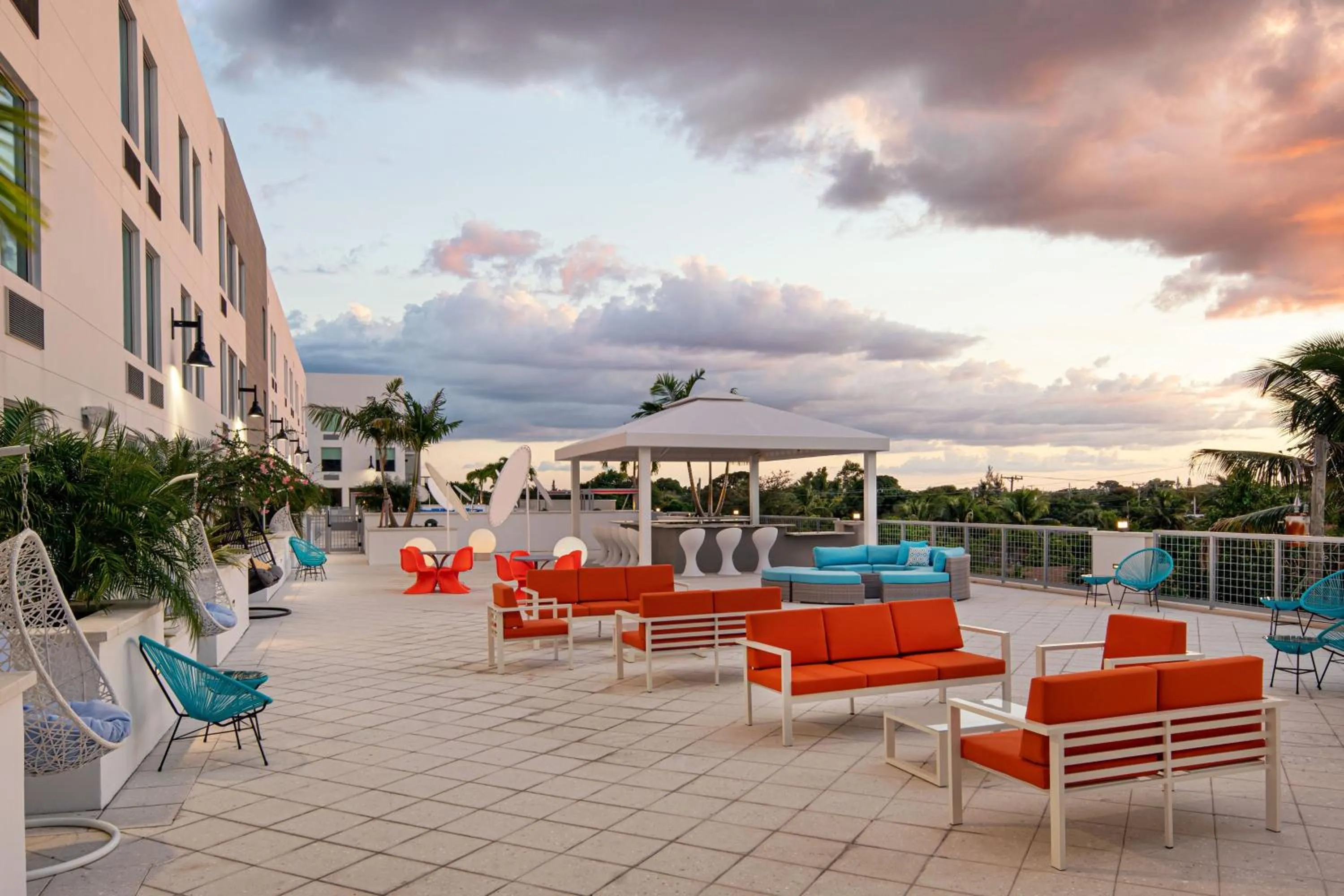 Swimming pool in Aloft Delray Beach