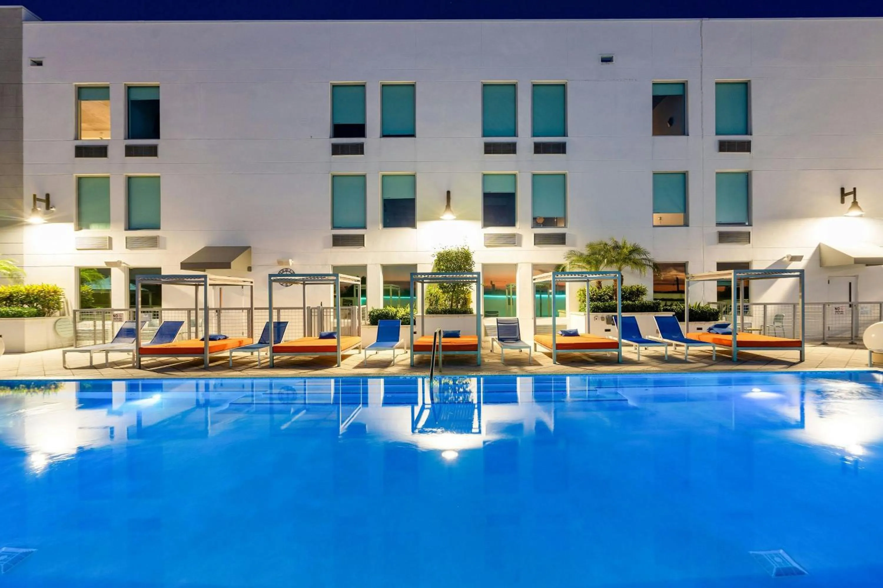 Swimming pool in Aloft Delray Beach
