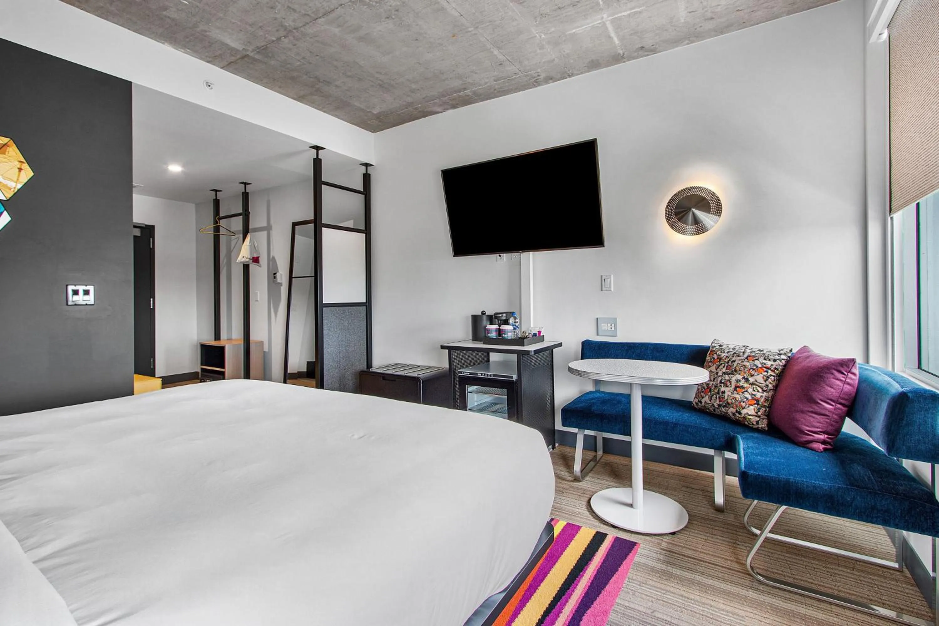 Photo of the whole room, Bed in Aloft Delray Beach