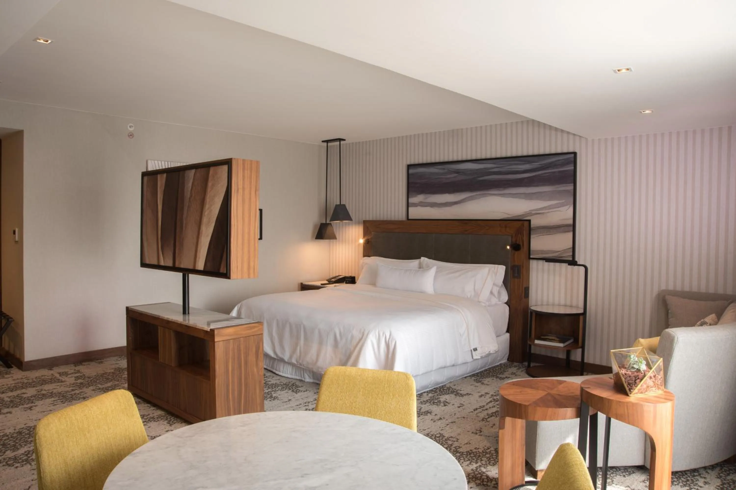 Photo of the whole room, Bed in The Westin Monterrey Valle