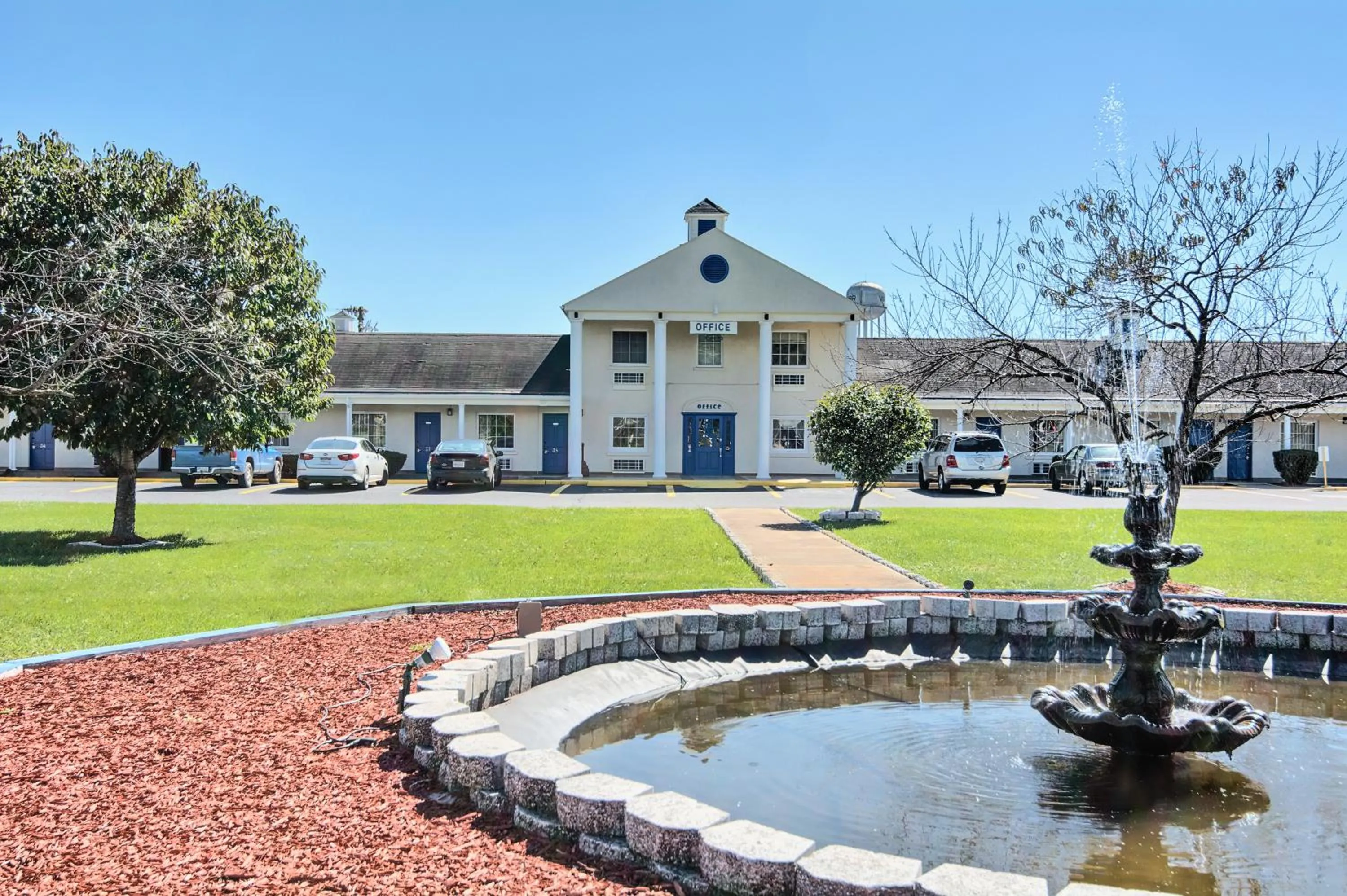 Facade/entrance in Motel 6-Harrisonburg, VA - South