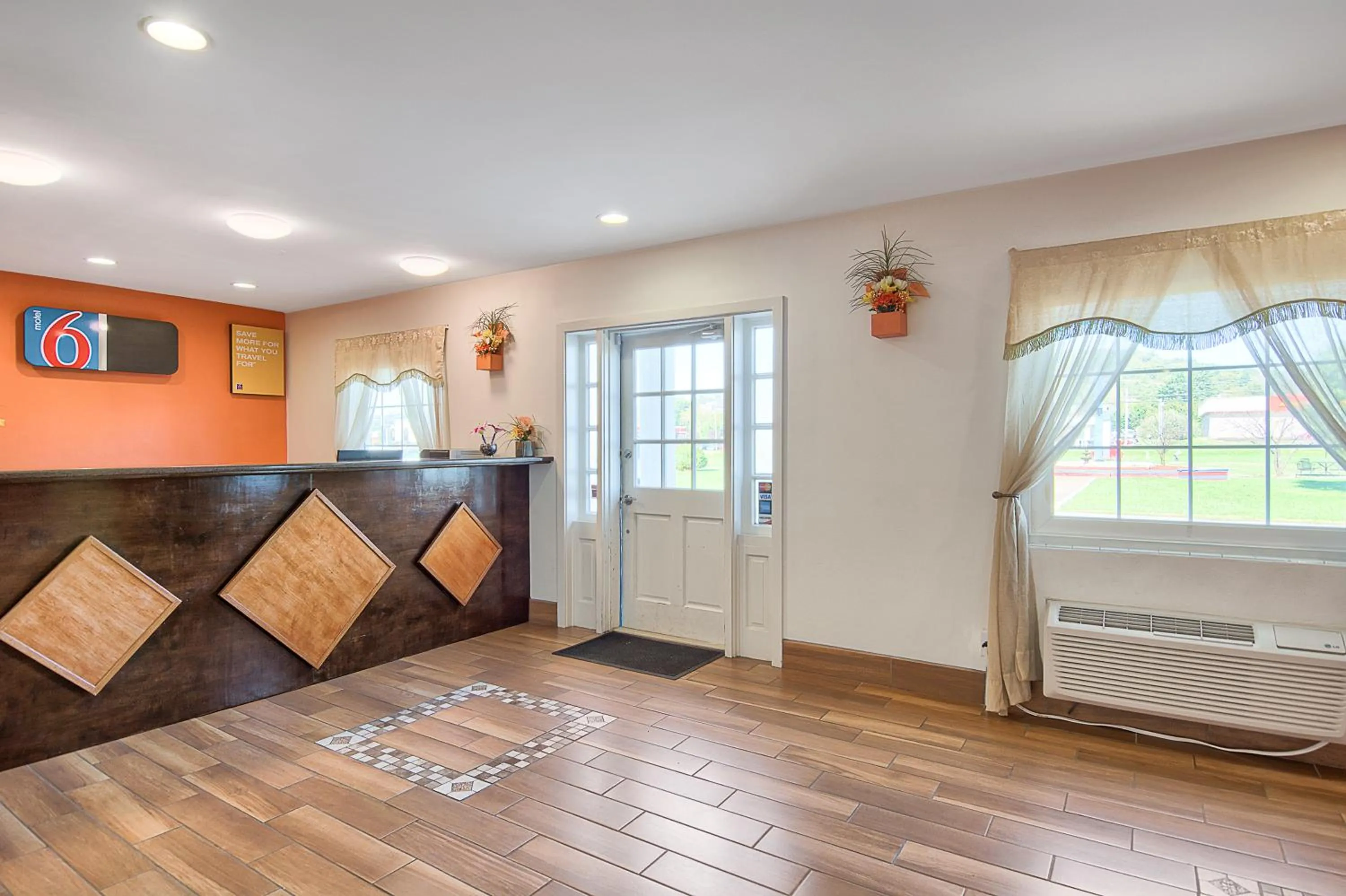 Lobby or reception, Bed in Motel 6-Harrisonburg, VA - South