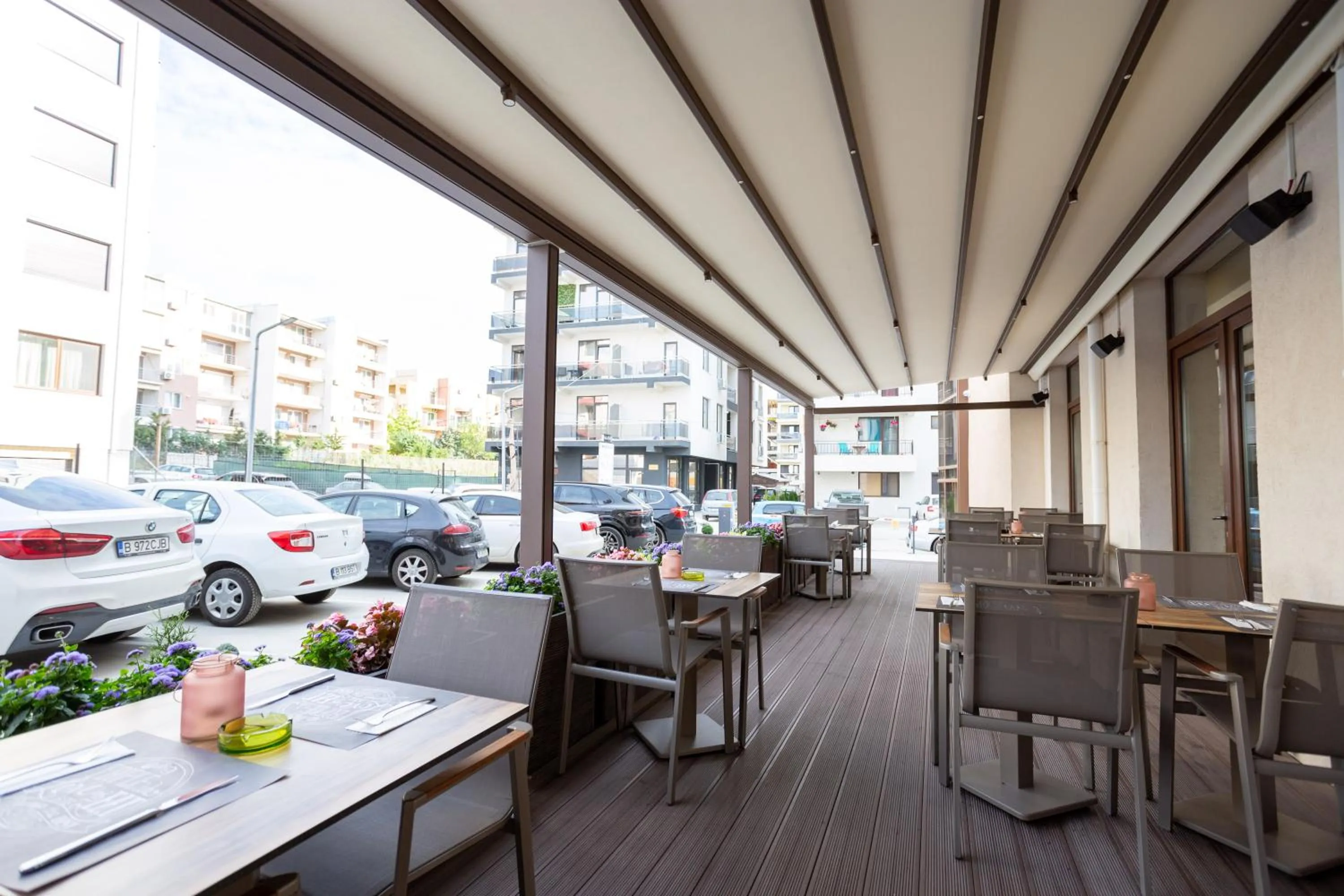 Restaurant/places to eat in Hotel Manor