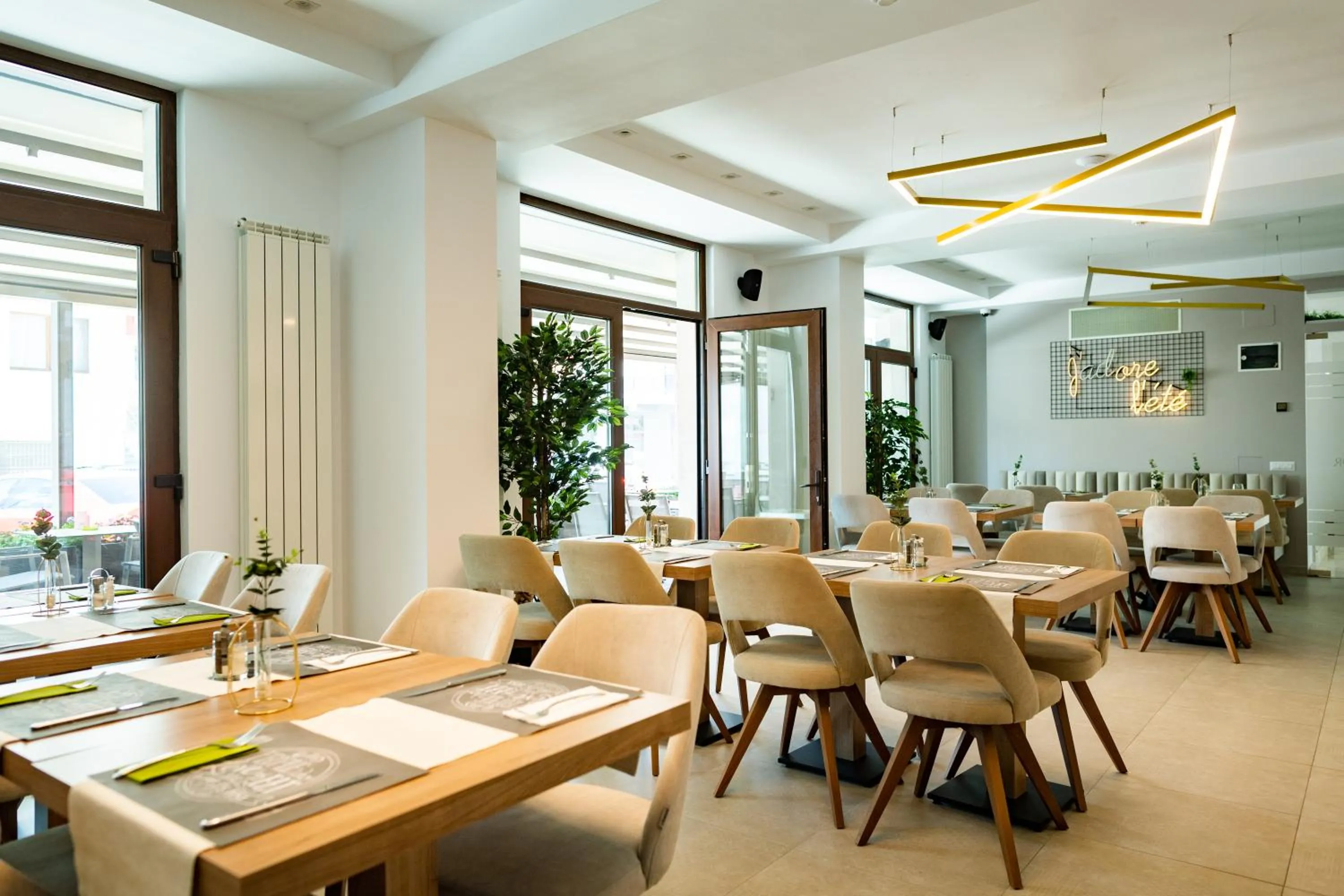 Restaurant/places to eat in Hotel Manor