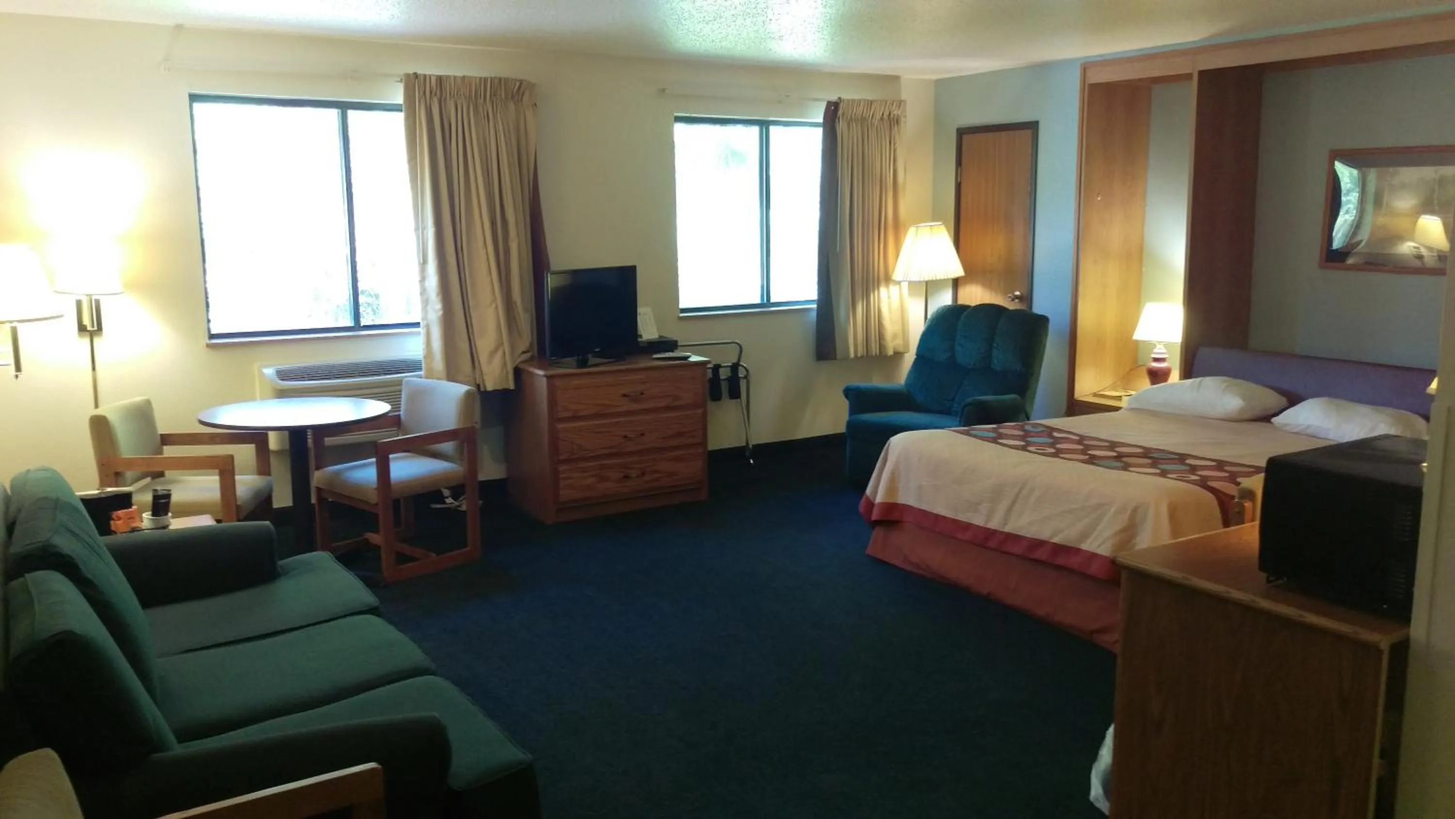 Photo of the whole room, Bed in Super 8 by Wyndham Thurmont