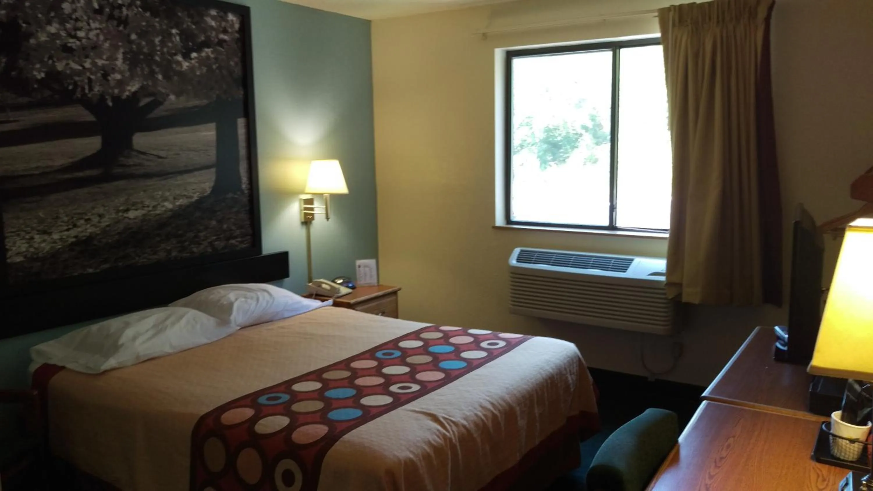 Photo of the whole room, Bed in Super 8 by Wyndham Thurmont