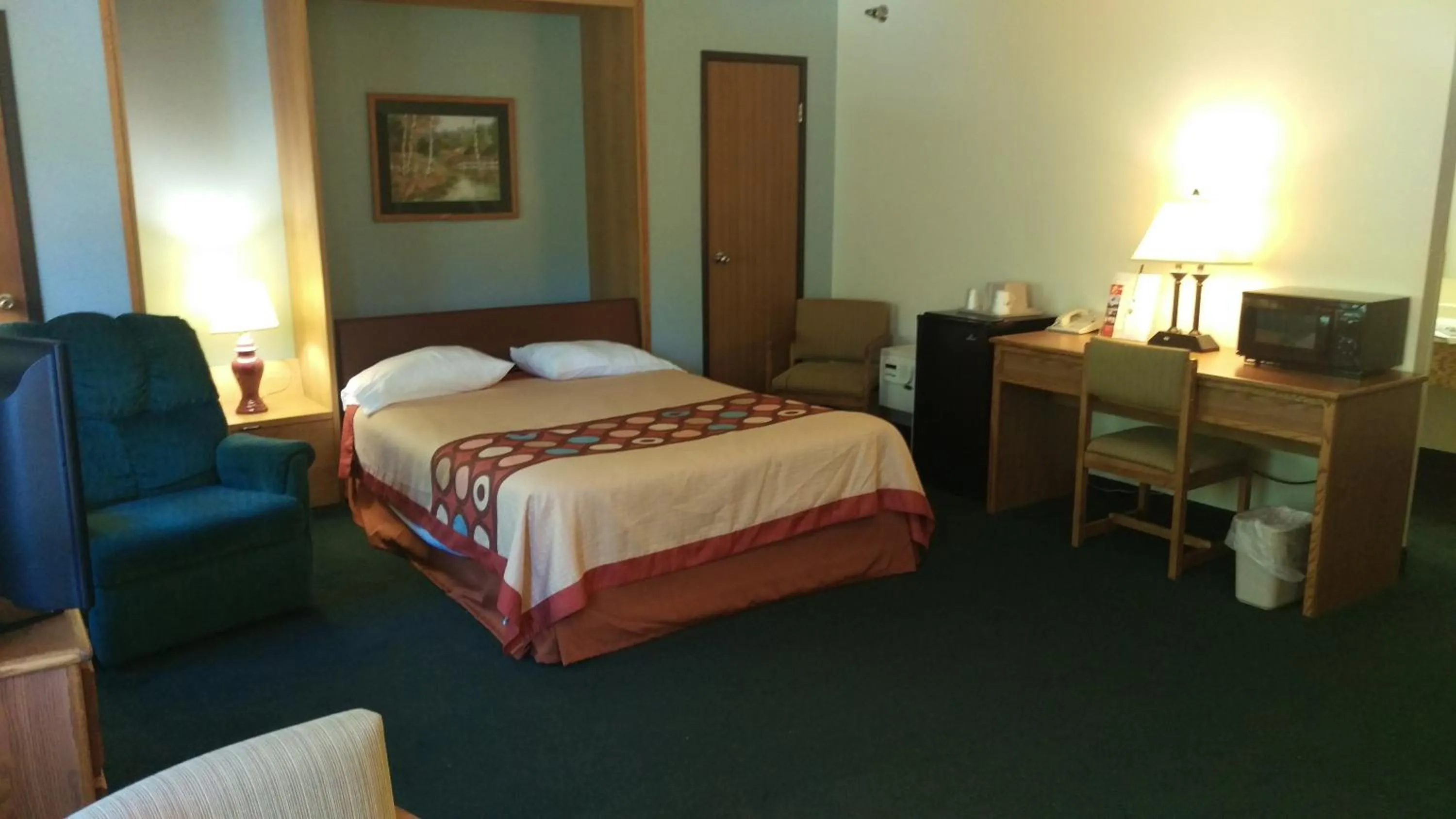 Bedroom, Bed in Super 8 by Wyndham Thurmont