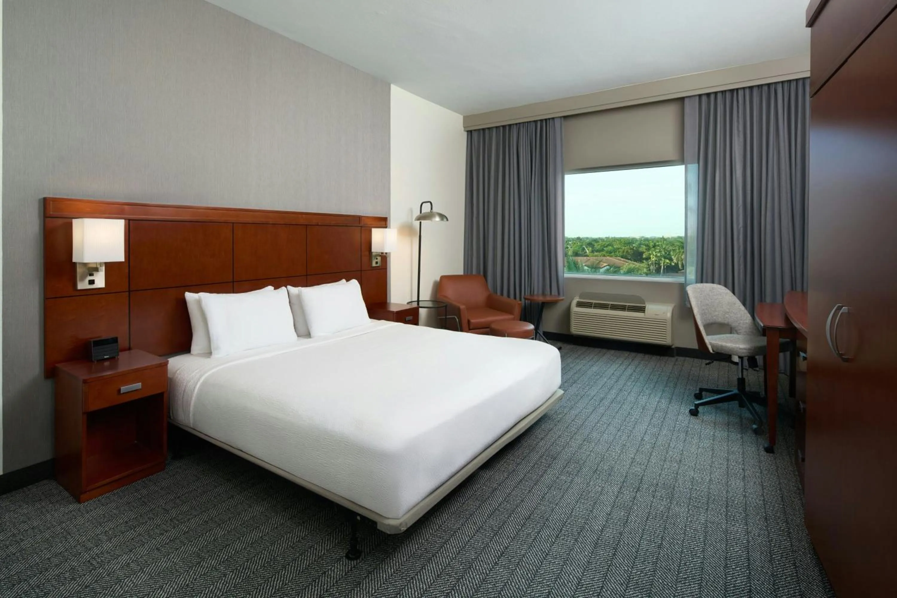 Photo of the whole room, Bed in Courtyard by Marriott Miami Homestead