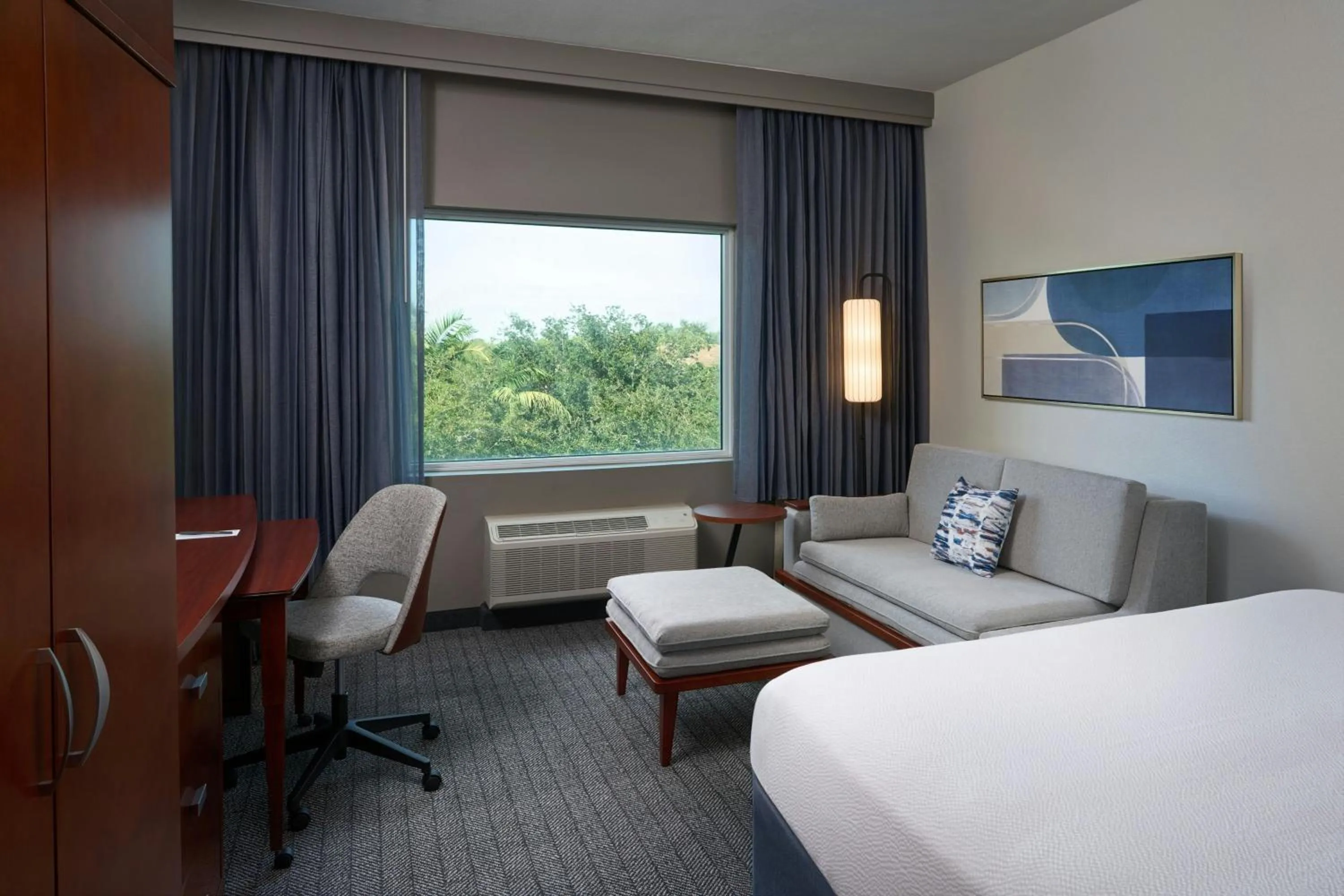 Photo of the whole room, Bed in Courtyard by Marriott Miami Homestead