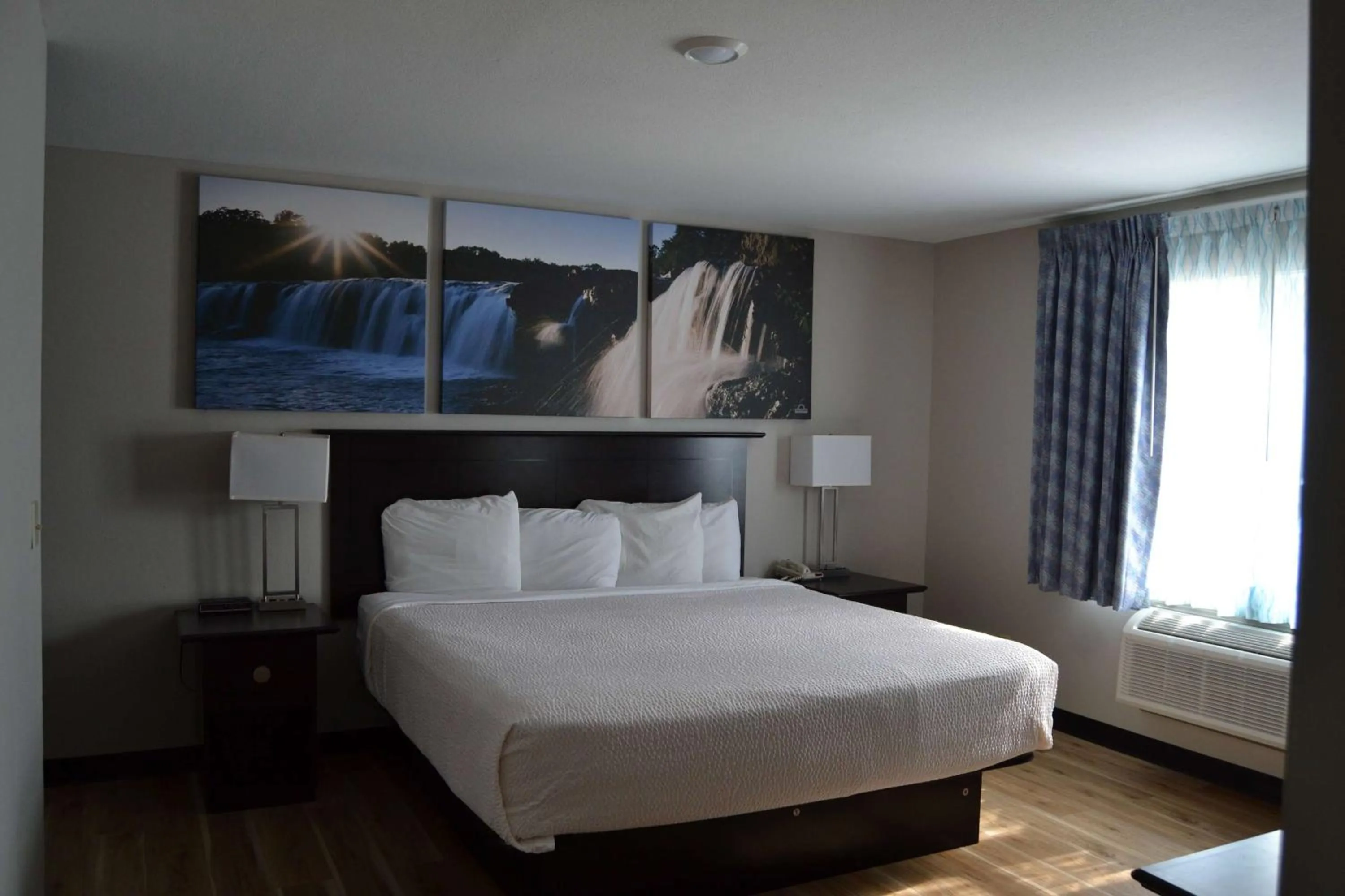 Bed in Days Inn and Suites by Wyndham Sikeston