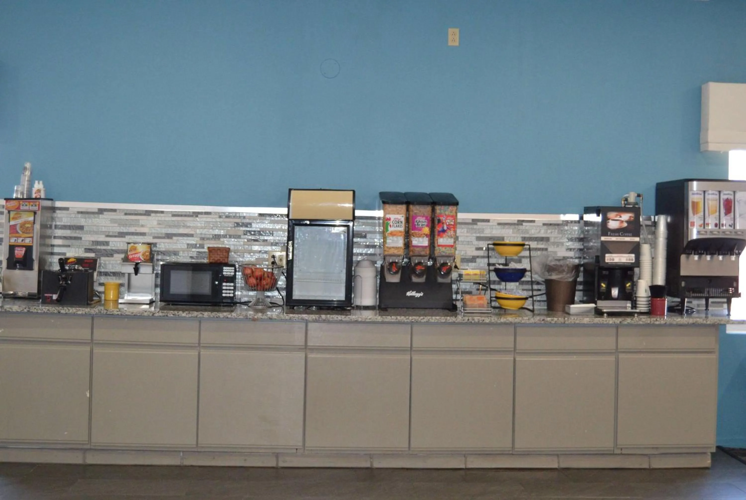 Breakfast in Days Inn and Suites by Wyndham Sikeston