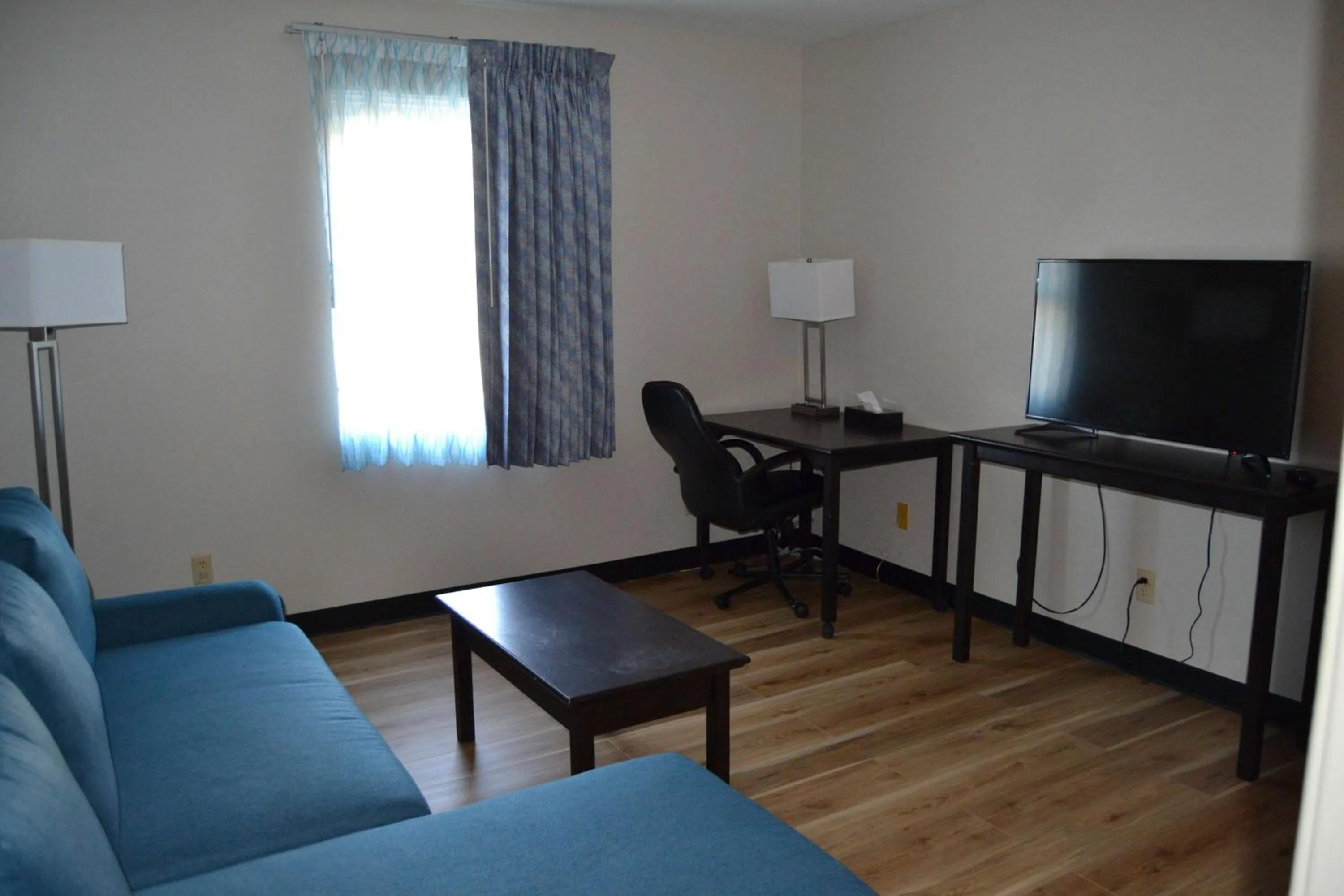 Living room in Days Inn and Suites by Wyndham Sikeston