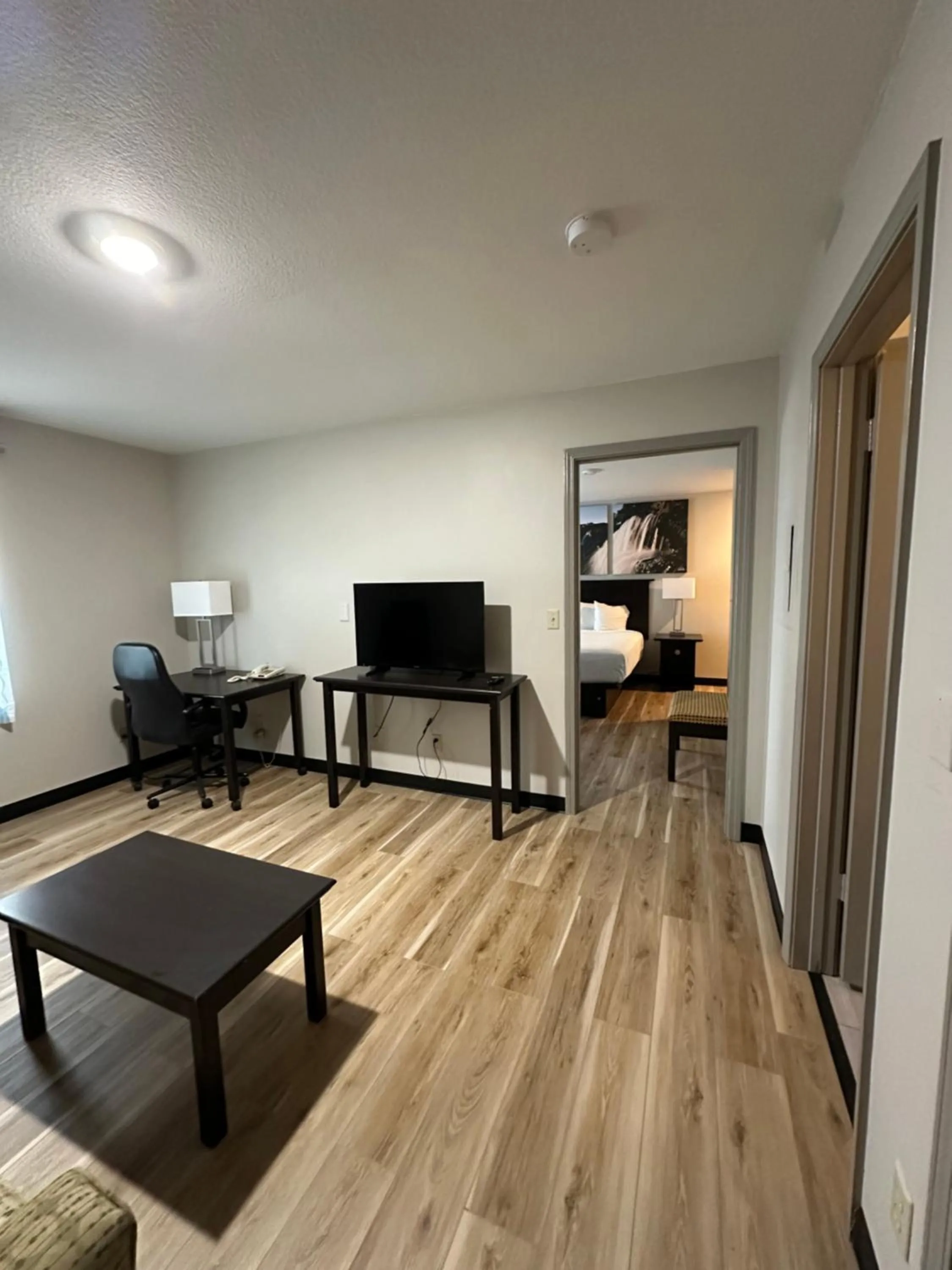 Living room in Days Inn and Suites by Wyndham Sikeston