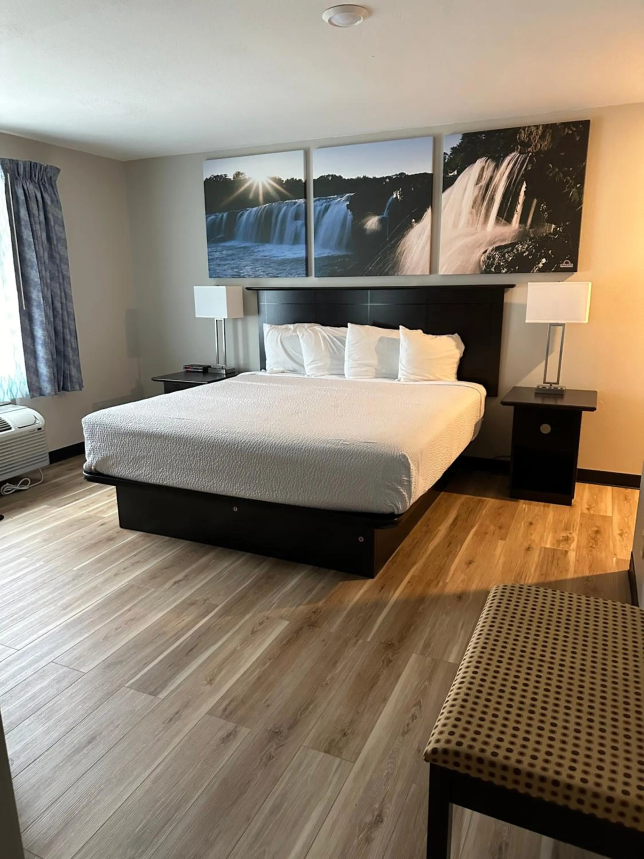 Bed in Days Inn and Suites by Wyndham Sikeston