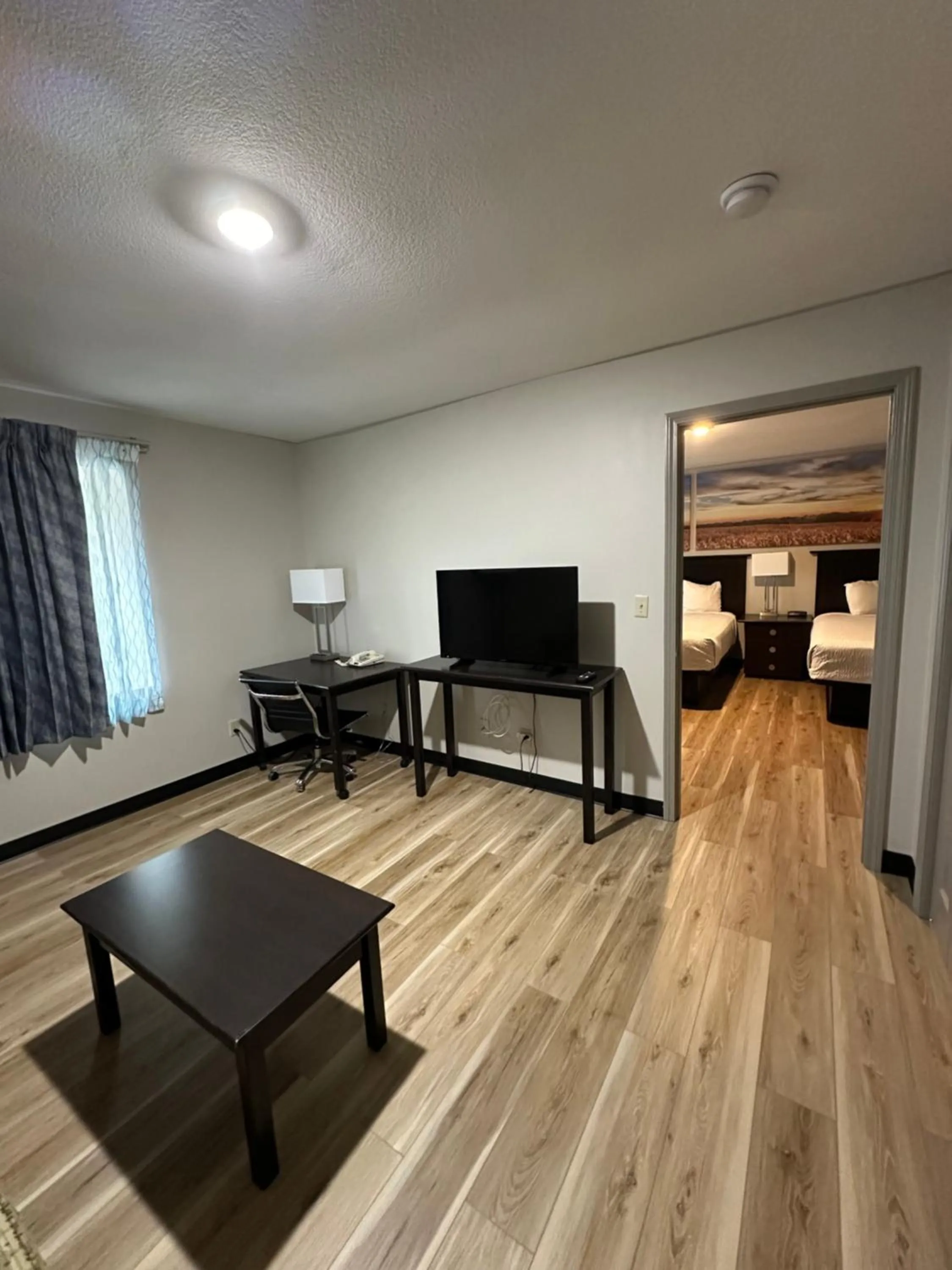 Living room, Bed in Days Inn and Suites by Wyndham Sikeston