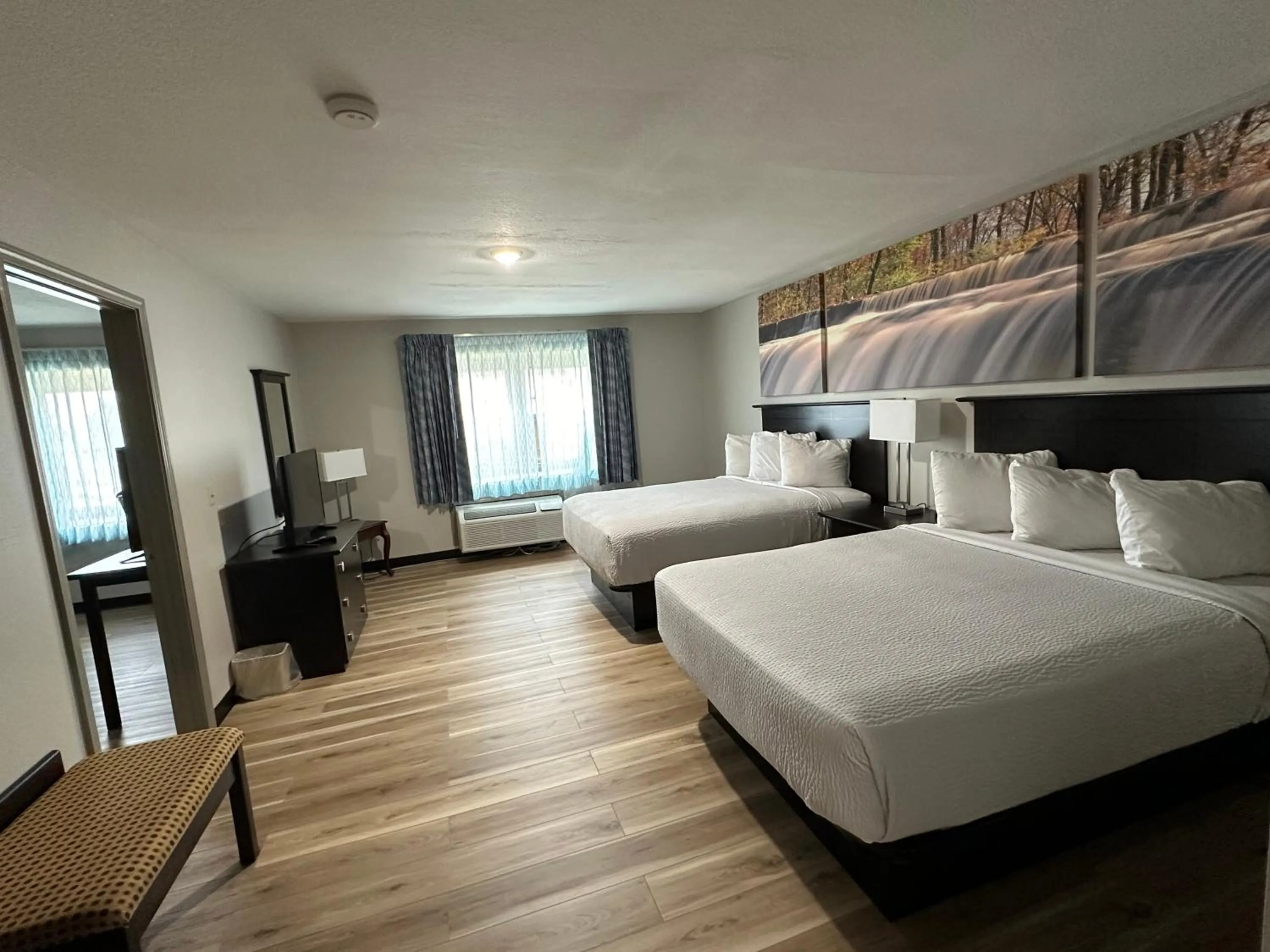 Bedroom, Bed in Days Inn and Suites by Wyndham Sikeston