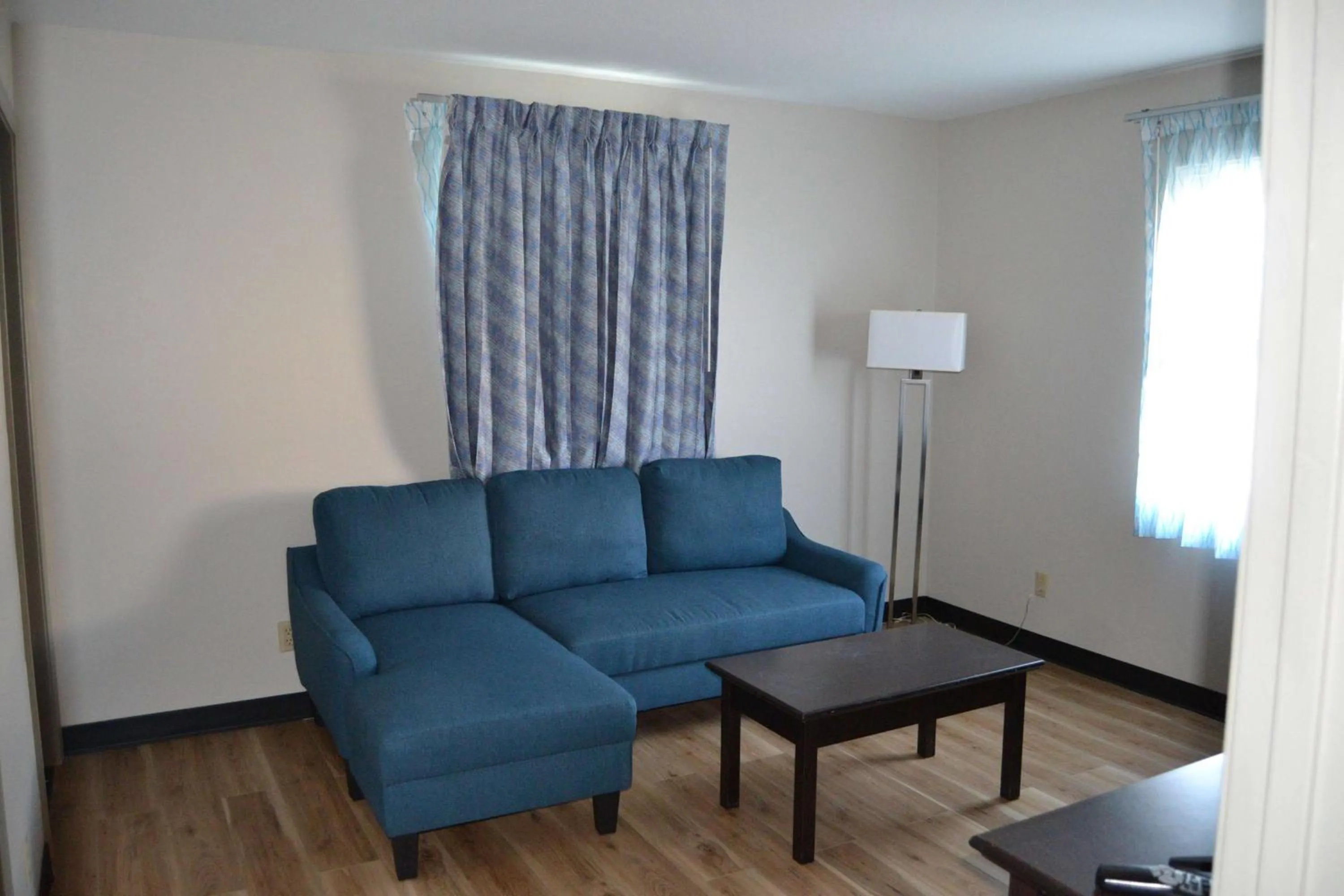 Living room in Days Inn and Suites by Wyndham Sikeston