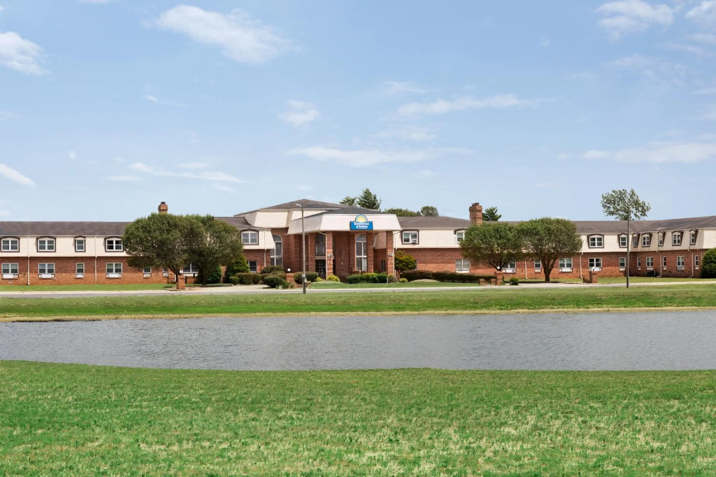 Property building in Days Inn and Suites by Wyndham Sikeston