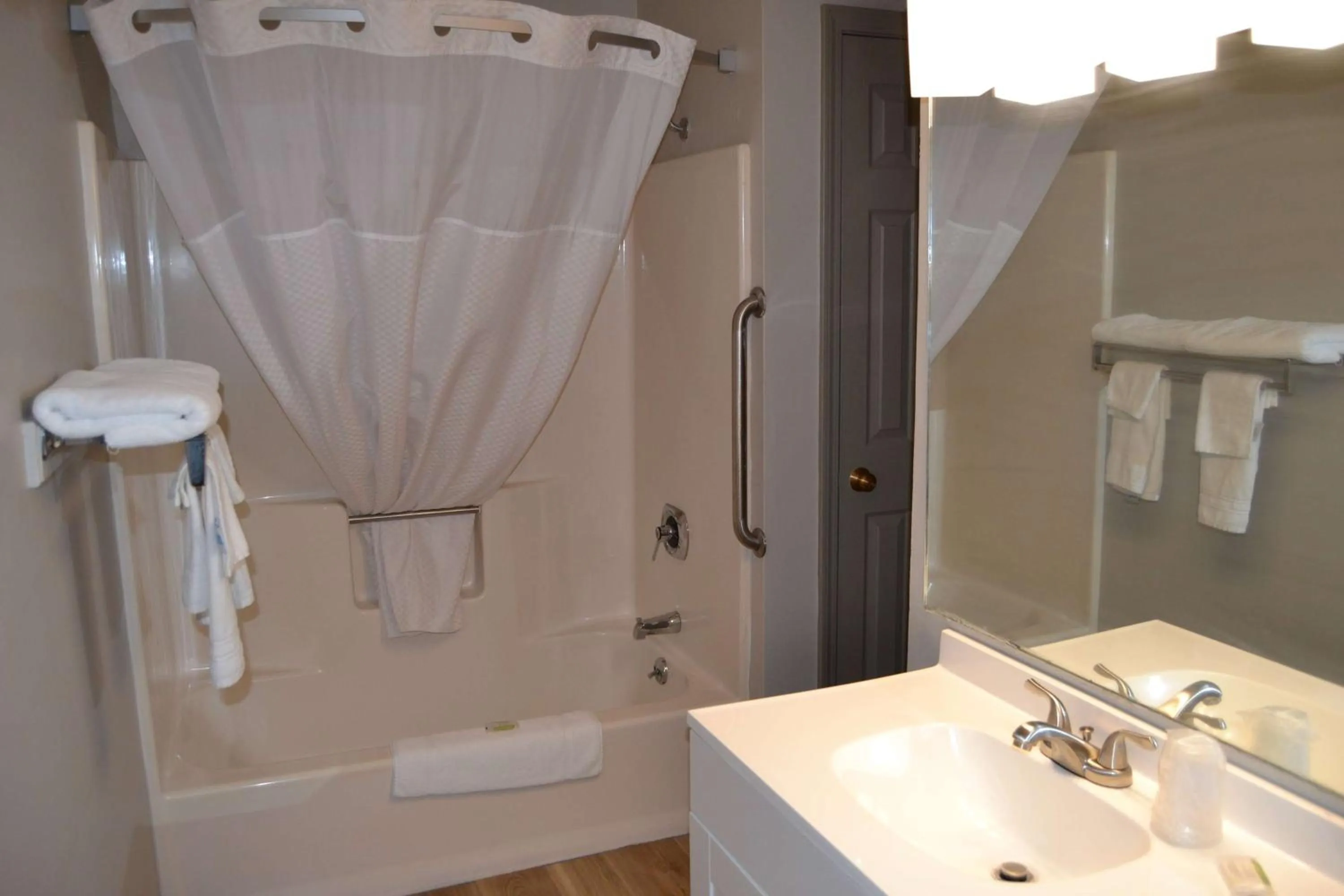 Photo of the whole room in Days Inn and Suites by Wyndham Sikeston