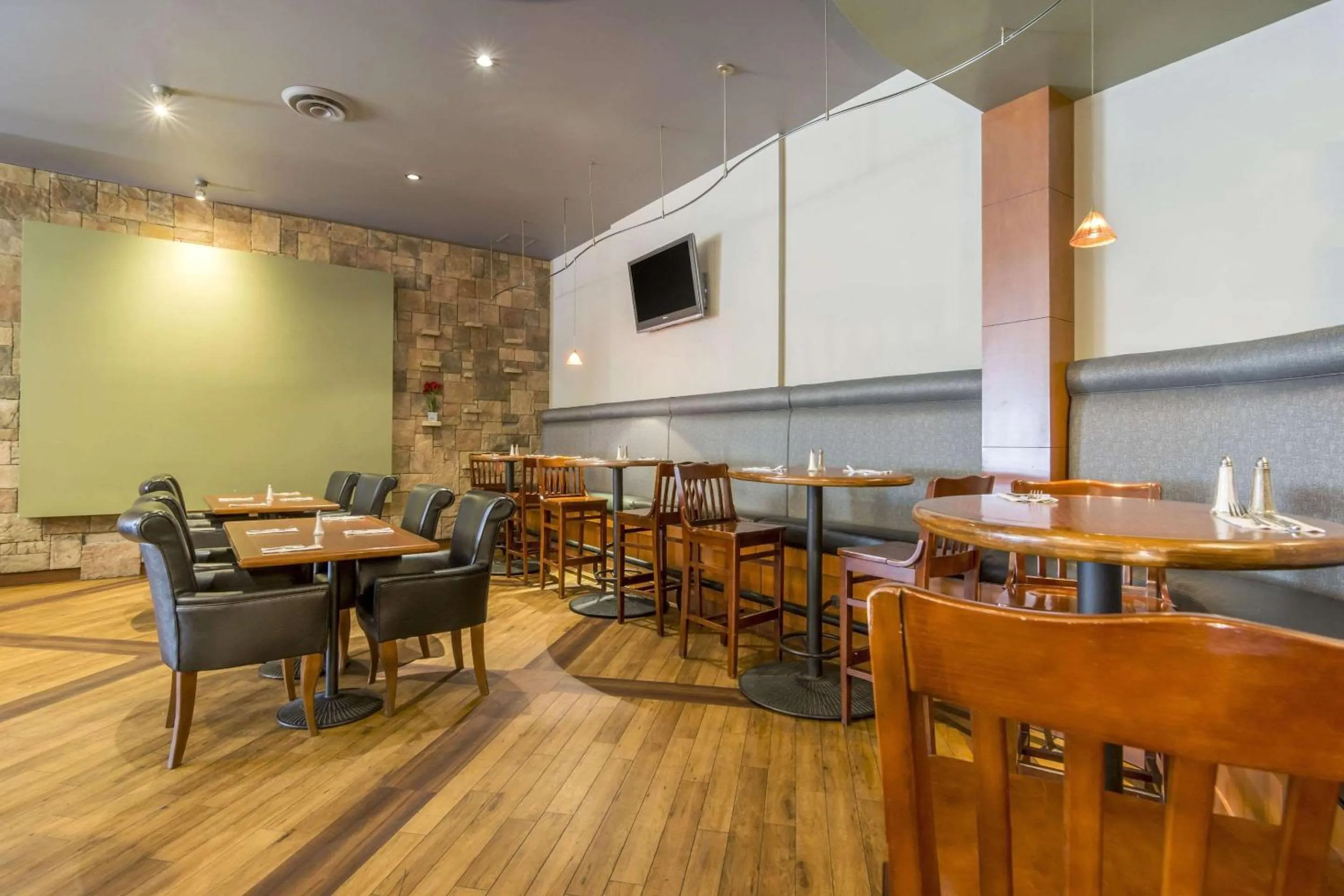 Restaurant/places to eat in Clarion Hotel & Conference Centre