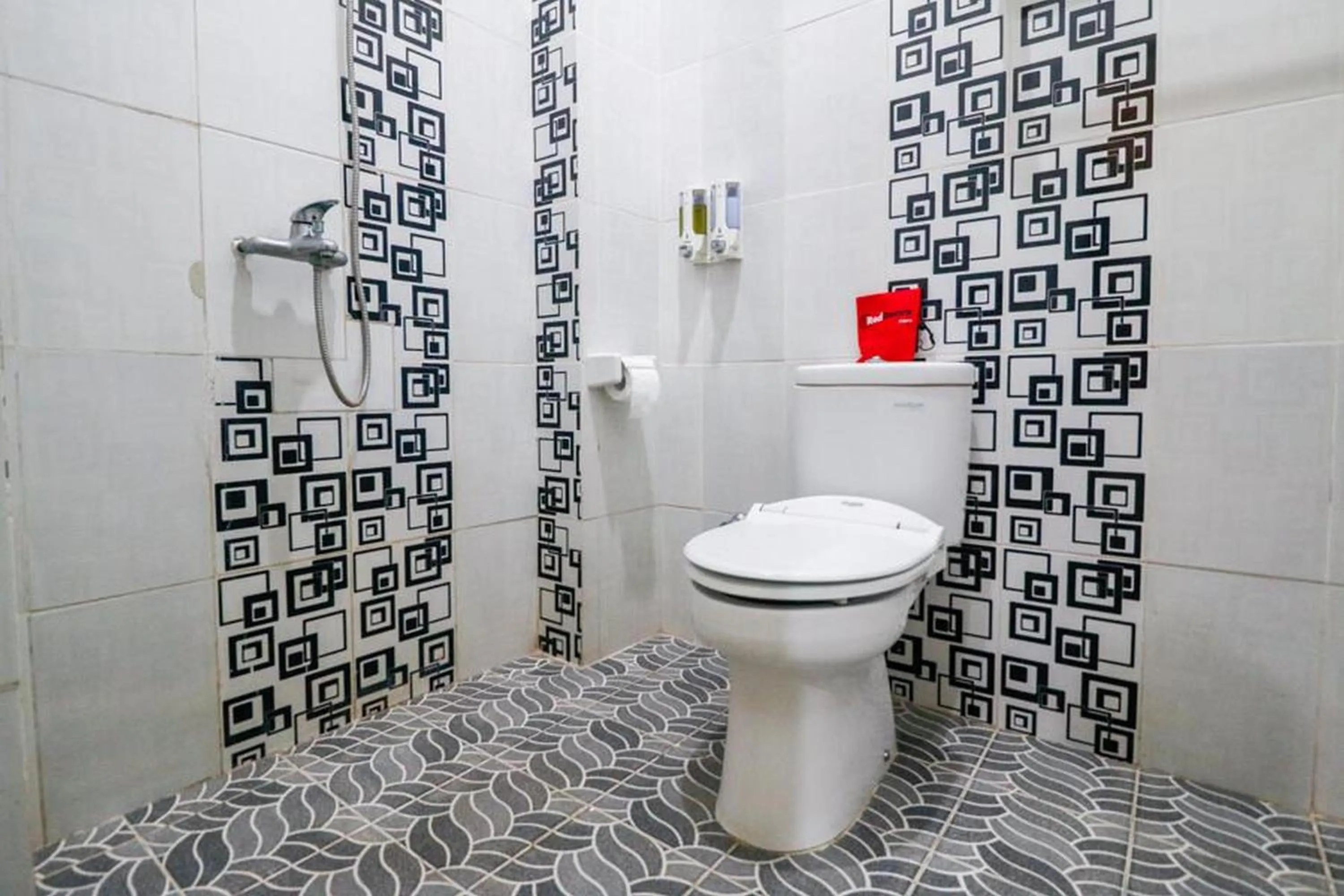 Bathroom in RedDoorz near Kartini Mall Lampung