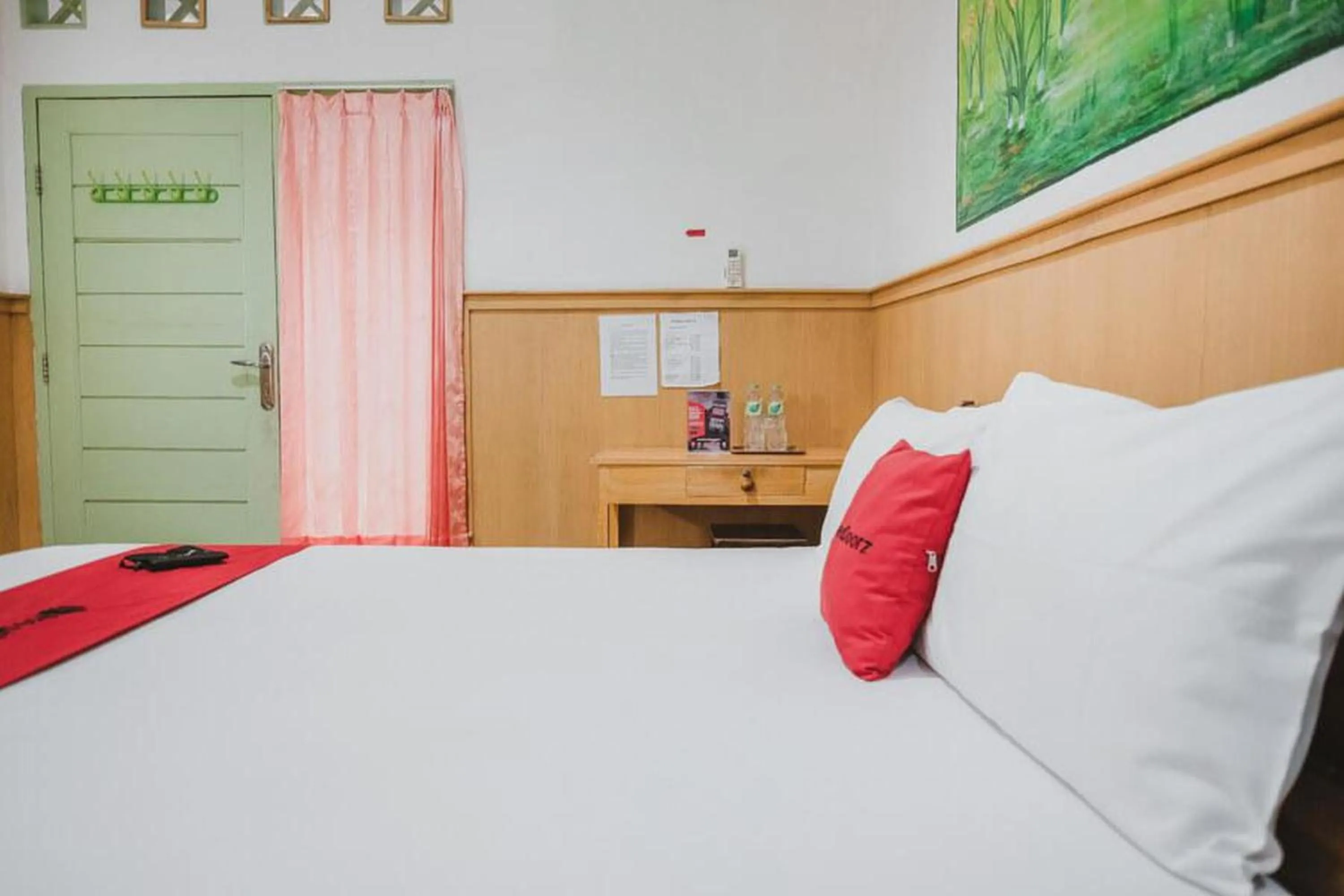 Bedroom, Bed in RedDoorz near Kartini Mall Lampung