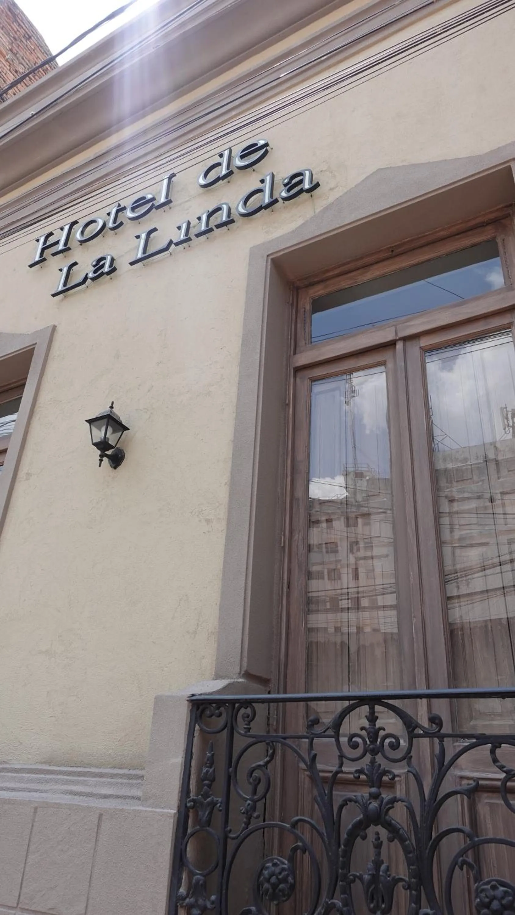 Property building in Hotel de la Linda