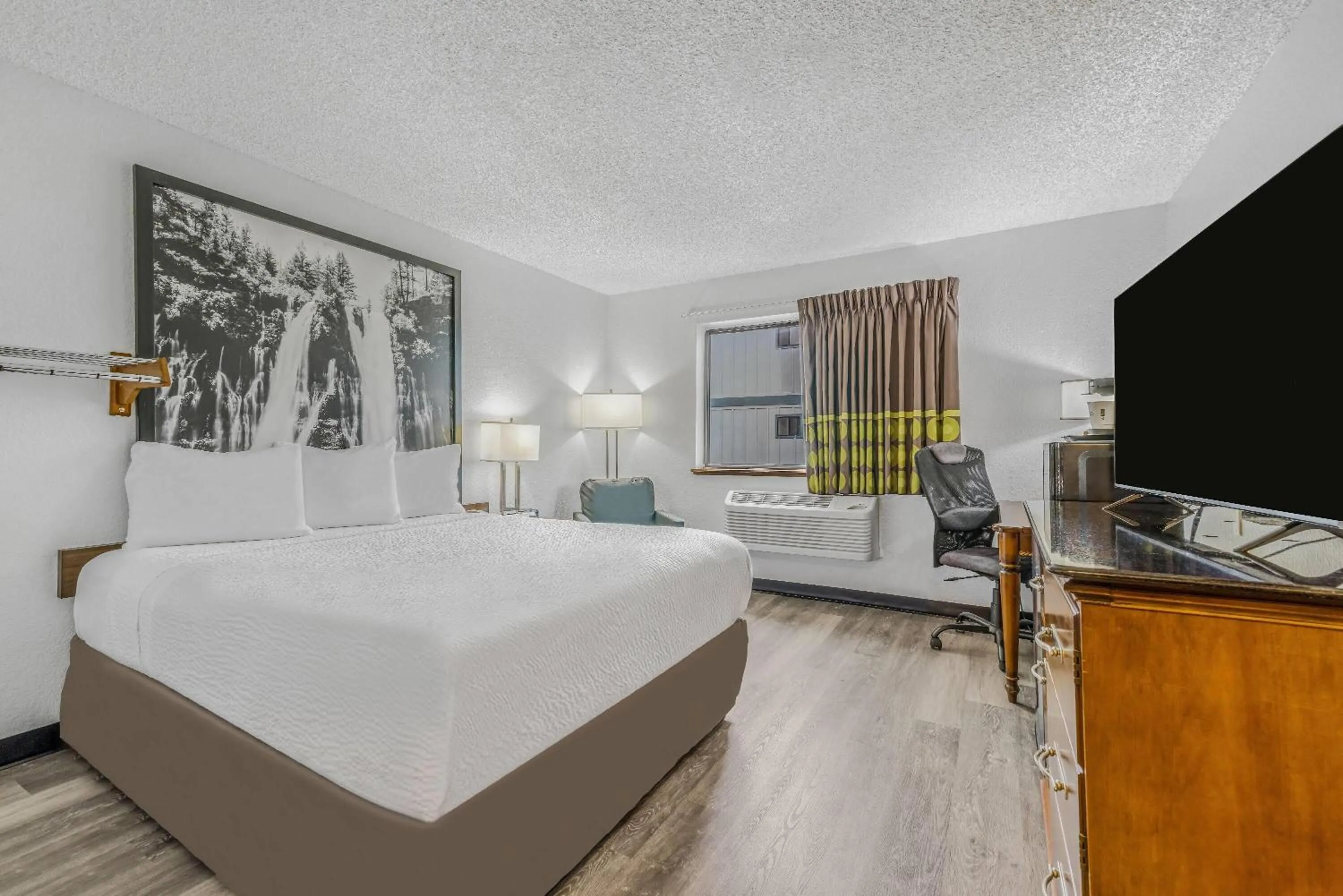 Photo of the whole room, Bed in Super 8 by Wyndham Arcata