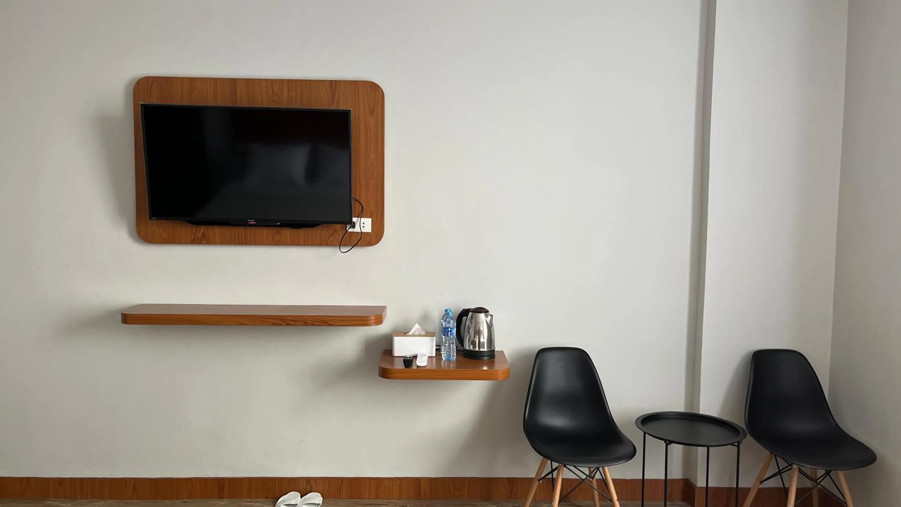 TV and multimedia, TV/Entertainment Center in RedDoorz @ Jalan Diponegoro Lampung