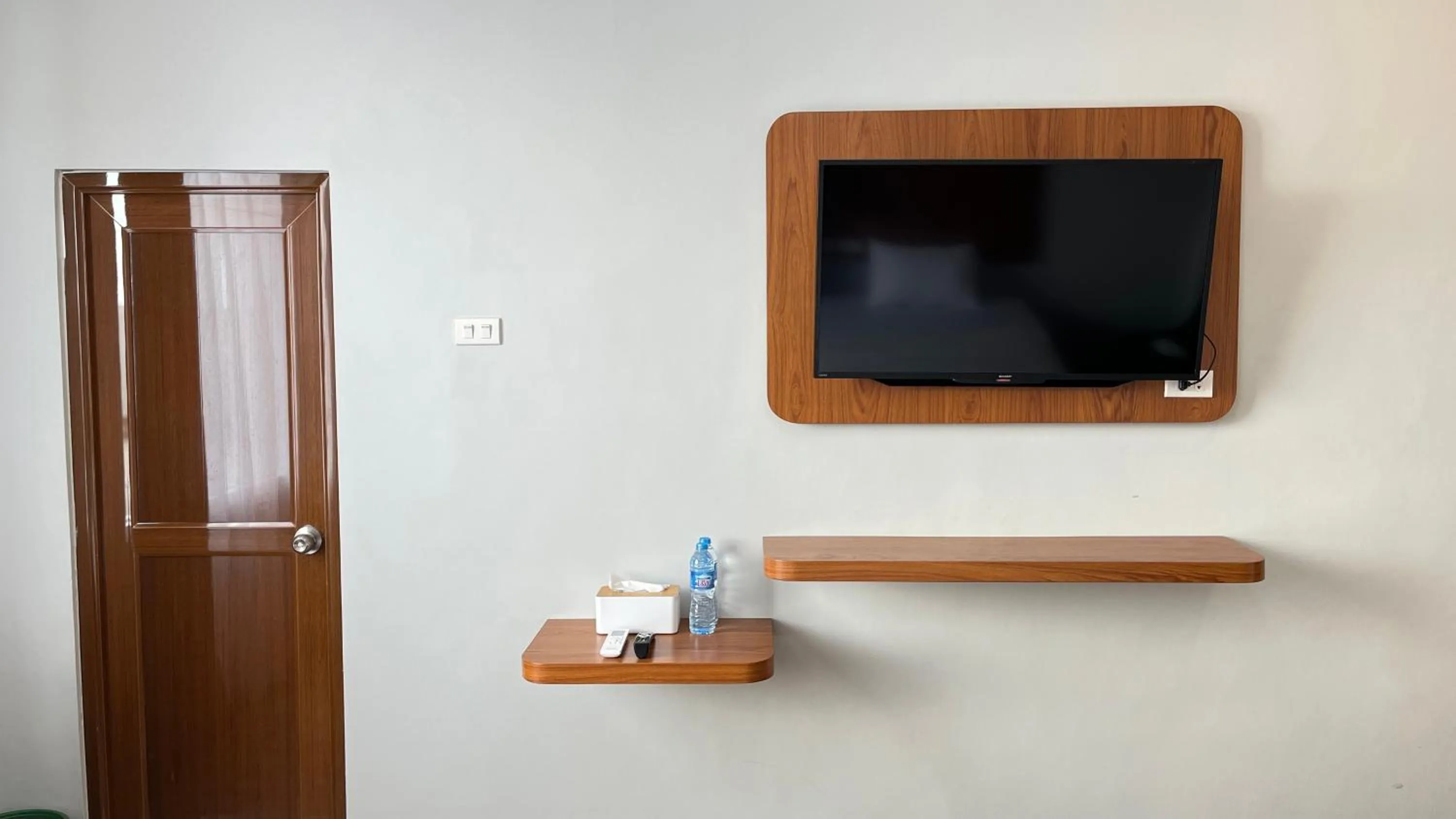 TV and multimedia, TV/Entertainment Center in RedDoorz @ Jalan Diponegoro Lampung