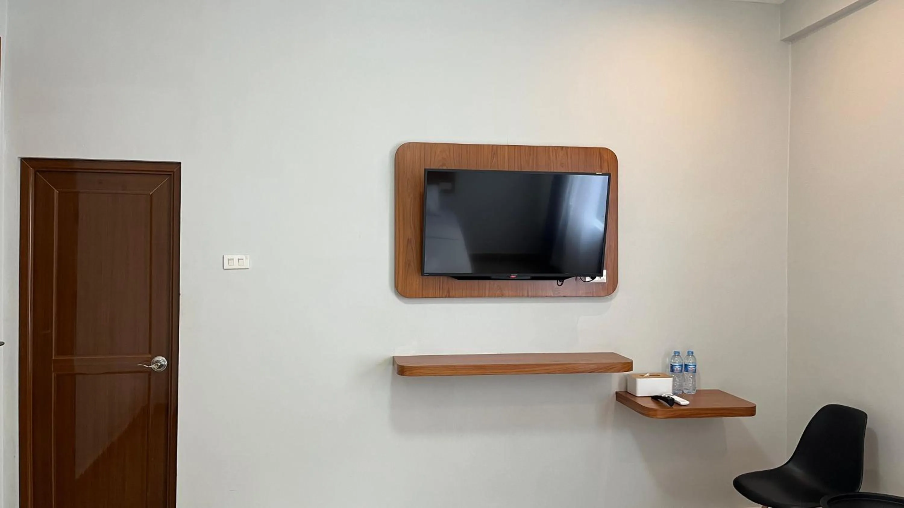 Bedroom, TV/Entertainment Center in RedDoorz @ Jalan Diponegoro Lampung