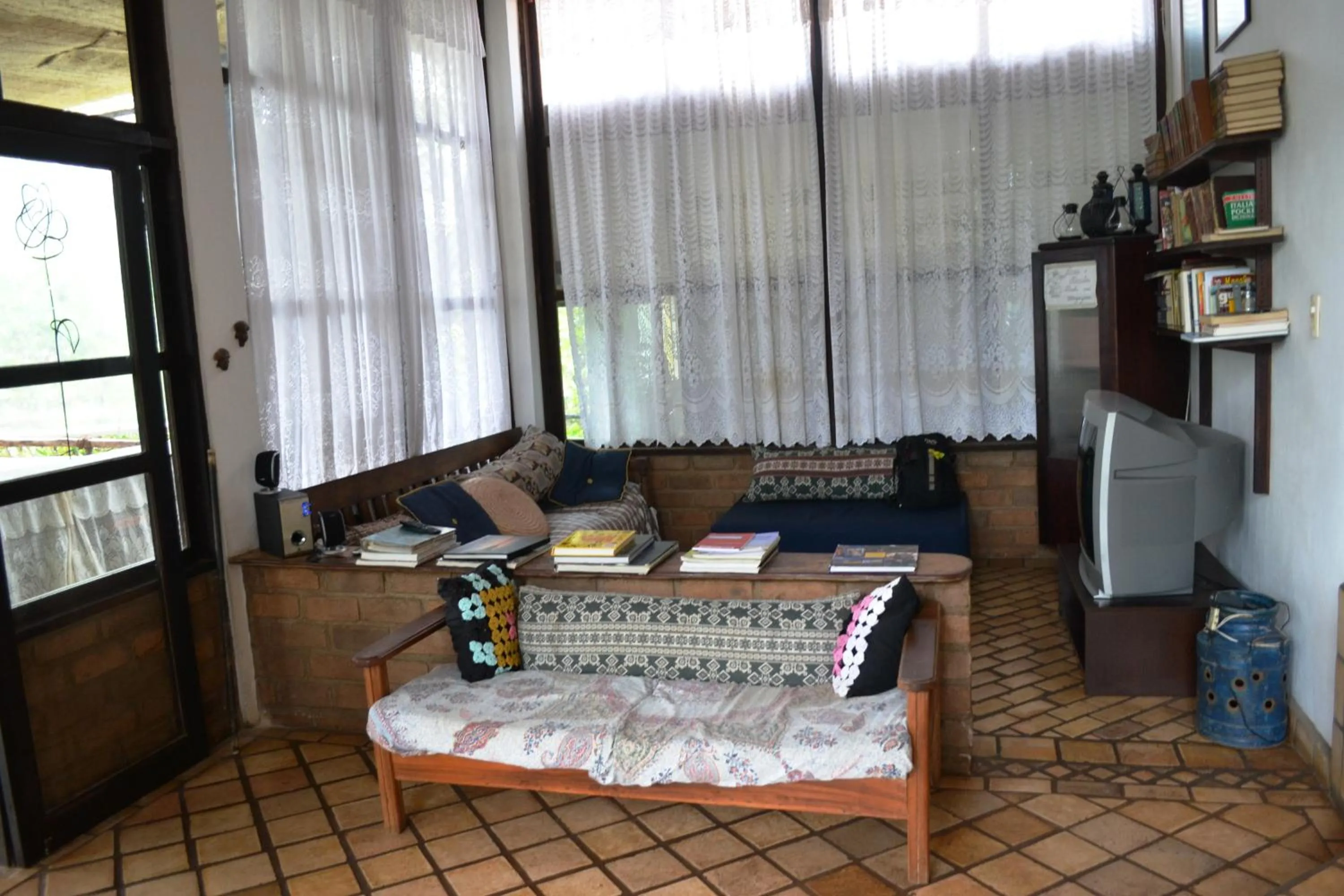 Communal lounge/ TV room in Pousada Alto do Cajueiro