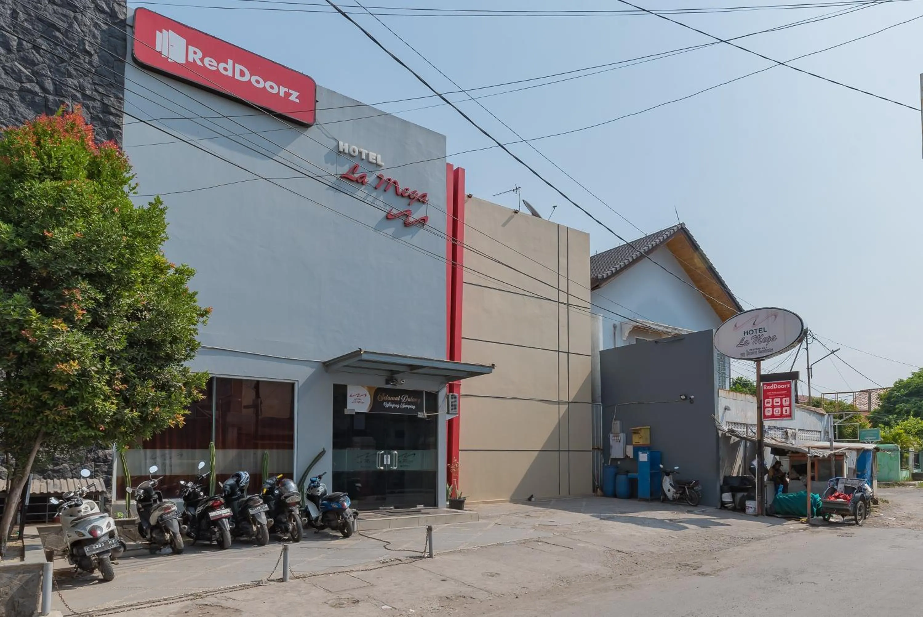 Facade/entrance in RedDoorz at La Mega near Pasar Pagi Cirebon
