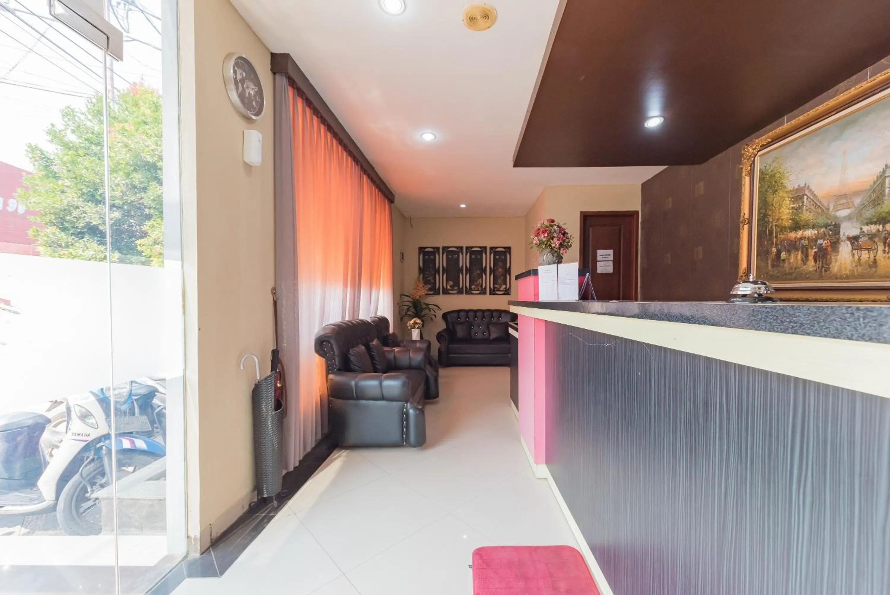 Lobby or reception in RedDoorz at La Mega near Pasar Pagi Cirebon
