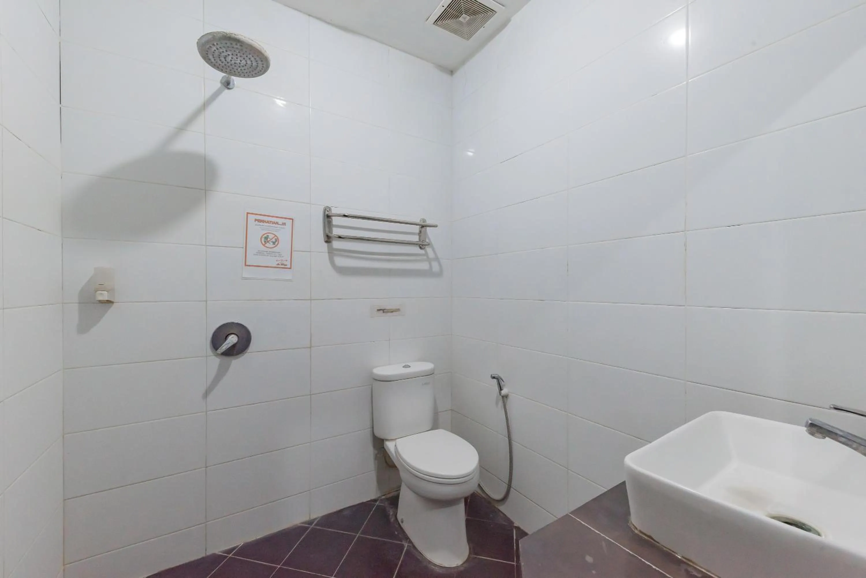 Bathroom in RedDoorz at La Mega near Pasar Pagi Cirebon