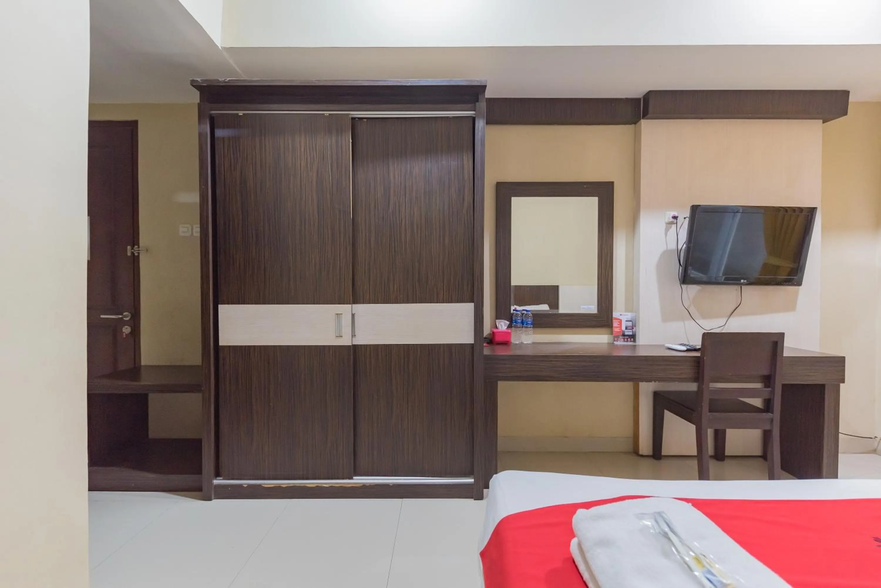 Bedroom, Bed in RedDoorz at La Mega near Pasar Pagi Cirebon
