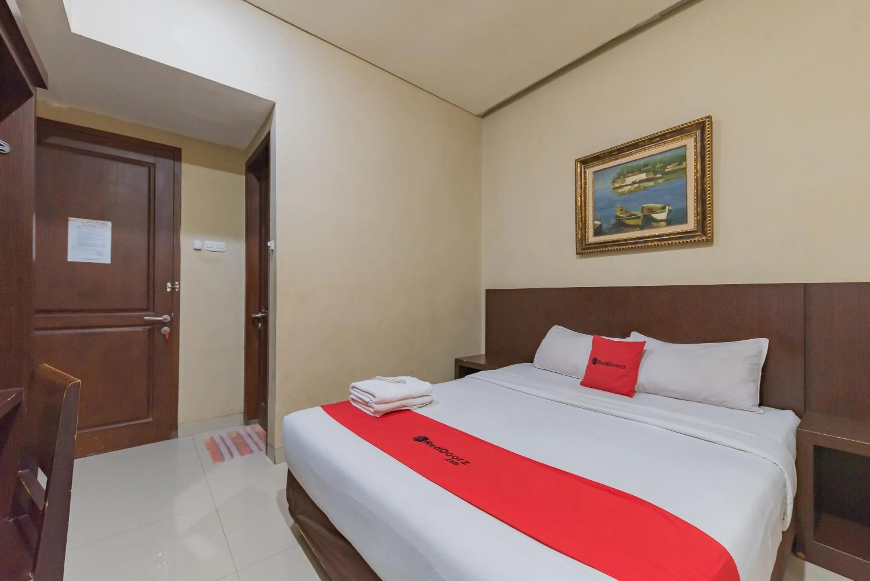 Bedroom, Bed in RedDoorz at La Mega near Pasar Pagi Cirebon