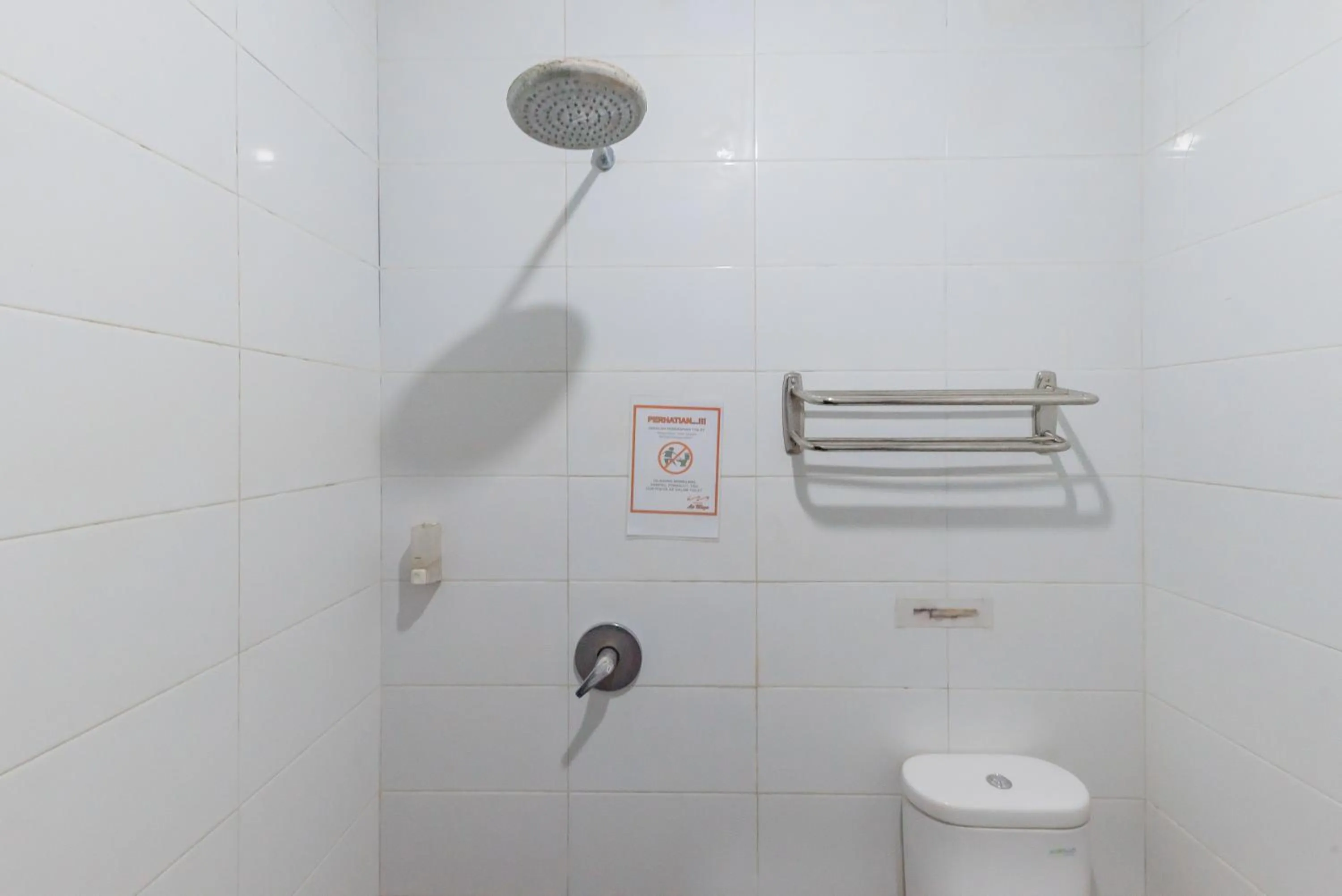 Bathroom in RedDoorz at La Mega near Pasar Pagi Cirebon