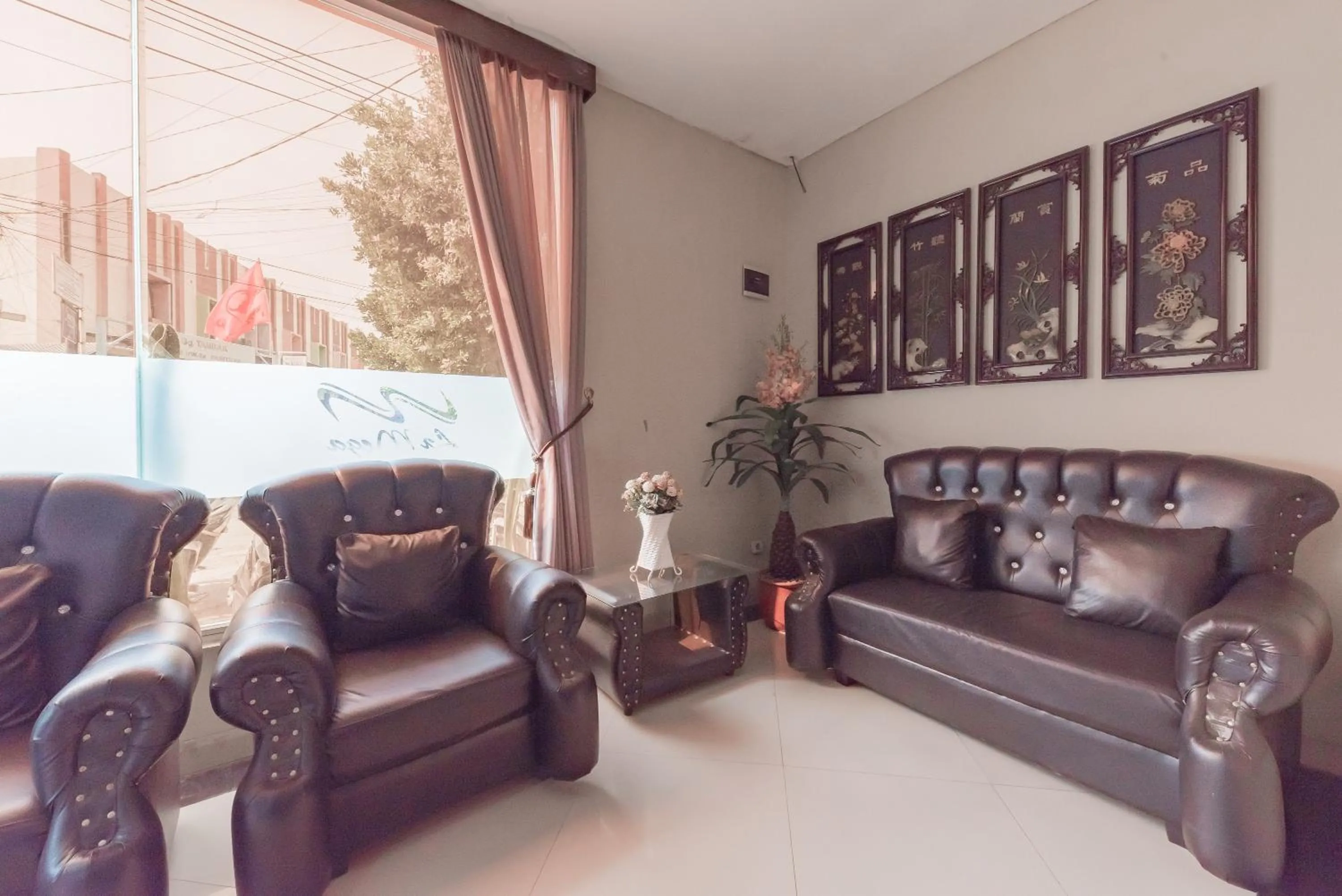 Seating area in RedDoorz at La Mega near Pasar Pagi Cirebon